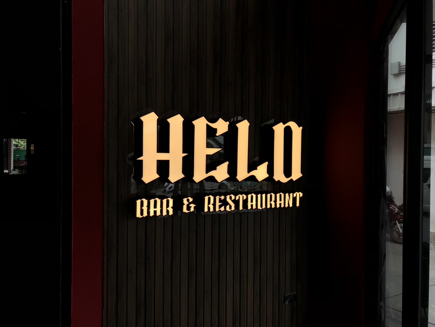 ป้ายอักษรไฟออกหน้า HELO