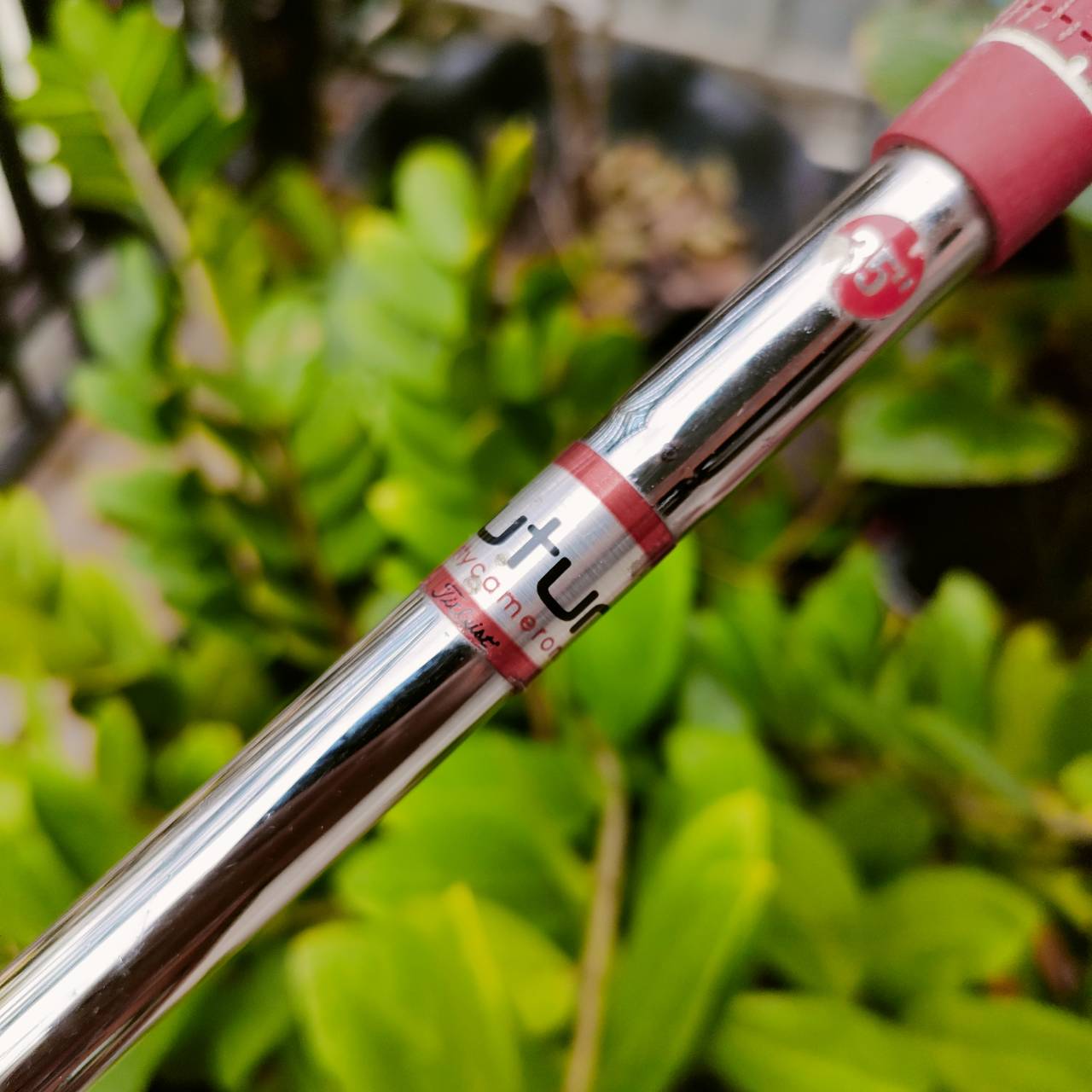 PUTTER TITLELIST SCOTTY CAMERON FUTURA MALLET2 ความยาว 35 นิ้ว พัตต์นิ่งมาก แม่นยำ ตัวถ่วงบล๊านซ์ด้านหลัง สองหมุด ชดเชย ความผิดพลาดได้อย่างสูงมากๆ นิ่งมาก ก้านตรง เวลาพัตต์ฟีลลิ่งดีมากๆๆครับ หน้า MILLED พัตต์เกาะไลน์สุดๆ เส้นเล็งดีมากๆ ไม้กอล์ฟมือสอง ของแ