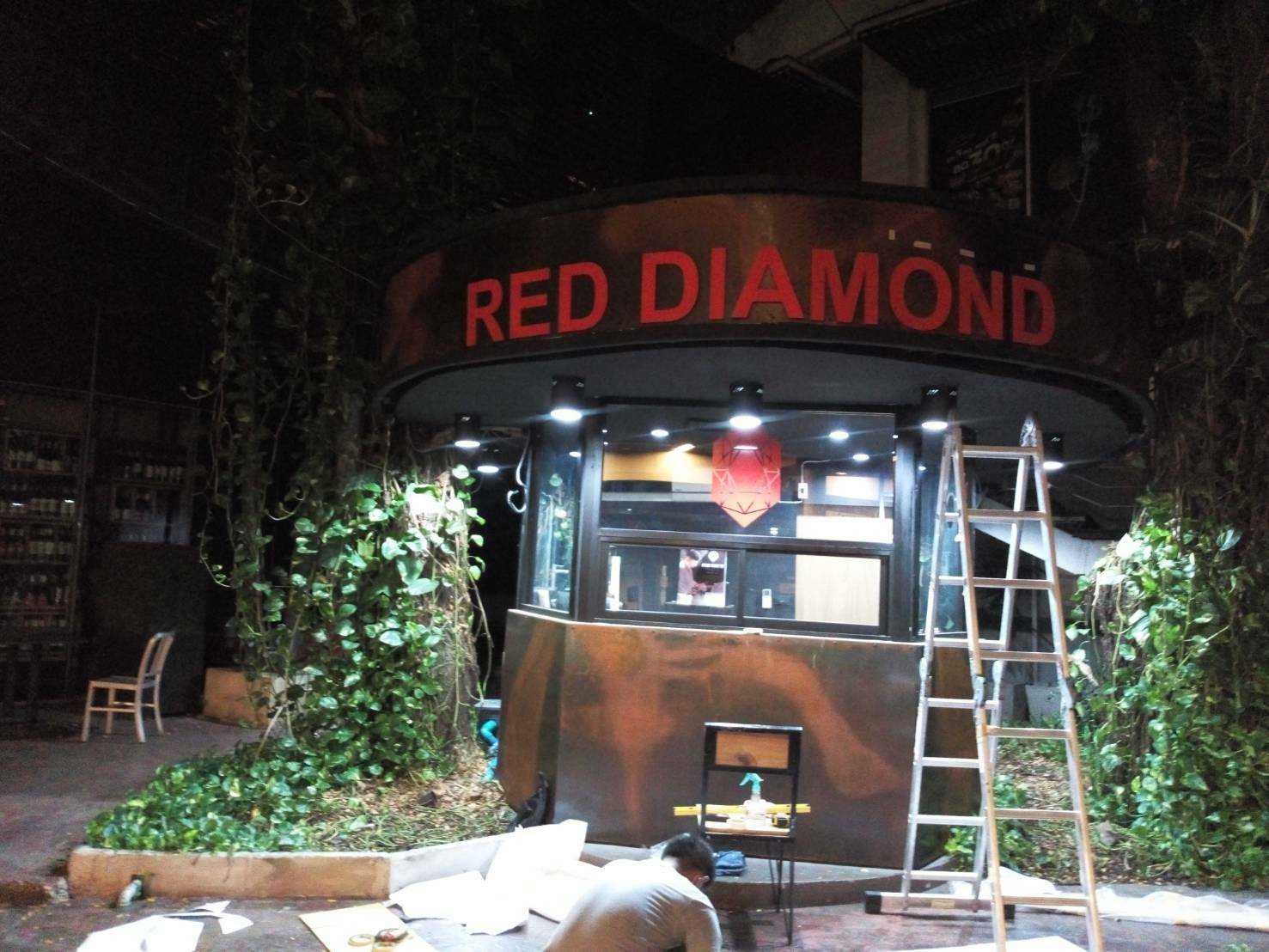 งานป้ายร้าน เรดไดมอนด์ สเปเชียลตี้ คอฟฟี่ ติดตั้งป้าย ที่ เมเจอร์รัชโยธิน