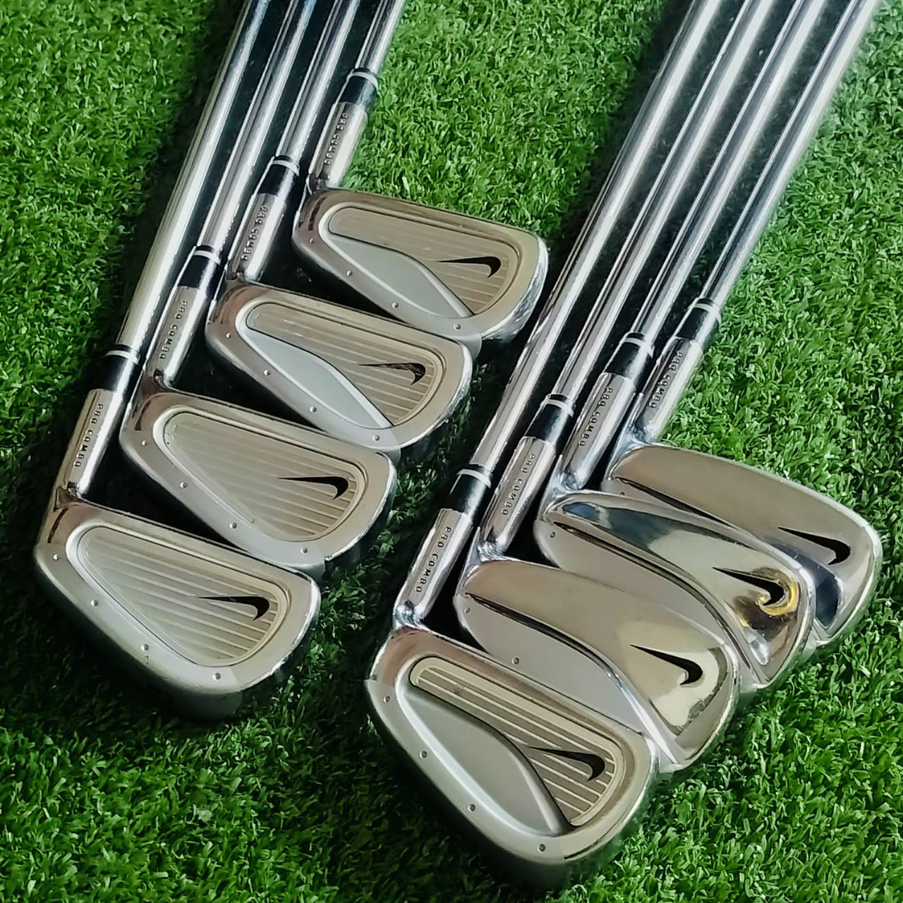 ชุดเหล็ก NIKE PRO COMBO เหล็ก FORGED สวยจัดๆทุกเหล็ก หน้าใยสวยทุกเหล็ก ตีนุ่มมากๆ และเหล็กยาวเป็นแบบ CAVITY ช่วยให้ตีง่าย ตีตรง ชดเชยสูง ไม้กอล์ฟพรีเมี่ยมมือสอง ของแท้ By NakaraLuxurious