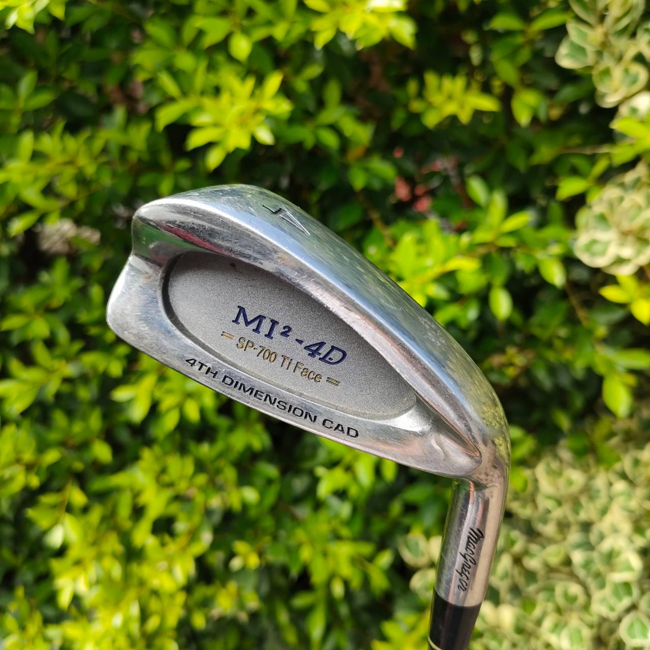 เหล็ก4 MI2 -4D SP700 TI FACE ก้าน MADE IN JAPAN FLEX R โซลด้านล่างกว้างมากๆครับ ทำให้ตีง่ายในเหล็กยาว เกือบ HYBRID แต่ตีคมกว่า จรดลูกแล้วฟีลเหล็กกว่า ตกหยุดมีสปินมากกว่าครับ ระยะดีมากๆครับ .
