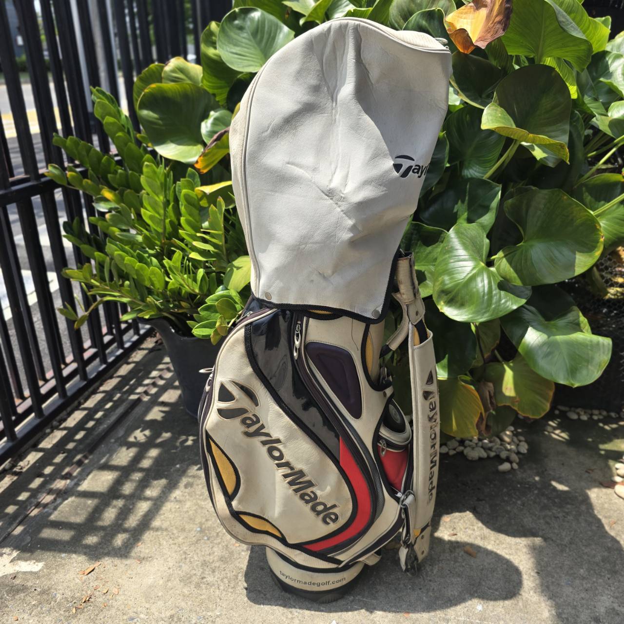 ถุงกอล์ฟ Taylormade TOUR ** มีลอยลอก ตามจุดต่างๆ ** นอกจากนั้นใช้งานได้ตามปกติเลยค่ะ