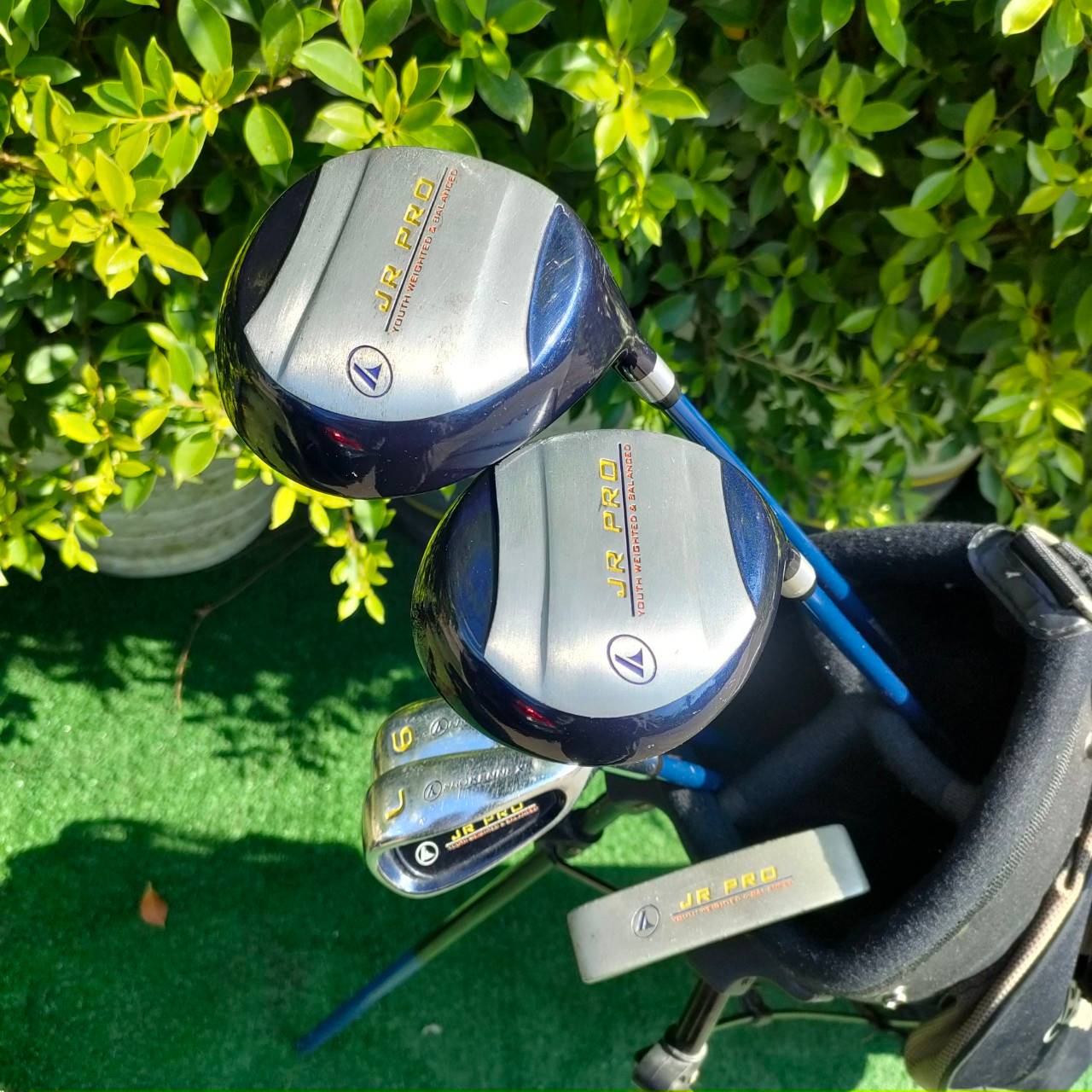 ** ไม้กอล์ฟสำหรับเด็ก ** FULLSET PROKENNEX JR PRO ทั้งชุดประกอบด้วย Driver เเละ FairwayWoods เหล็ก 7 เเละ 9 *** เหล็ก 7 ความยาว 33 นิ้ว **** พร้อม PUTTER เเละถุงกอล์ฟ ขาตั้งPROKENNEX **ถุงกอล์ฟมีตำนิ ชิฟเเตกค่ะ **