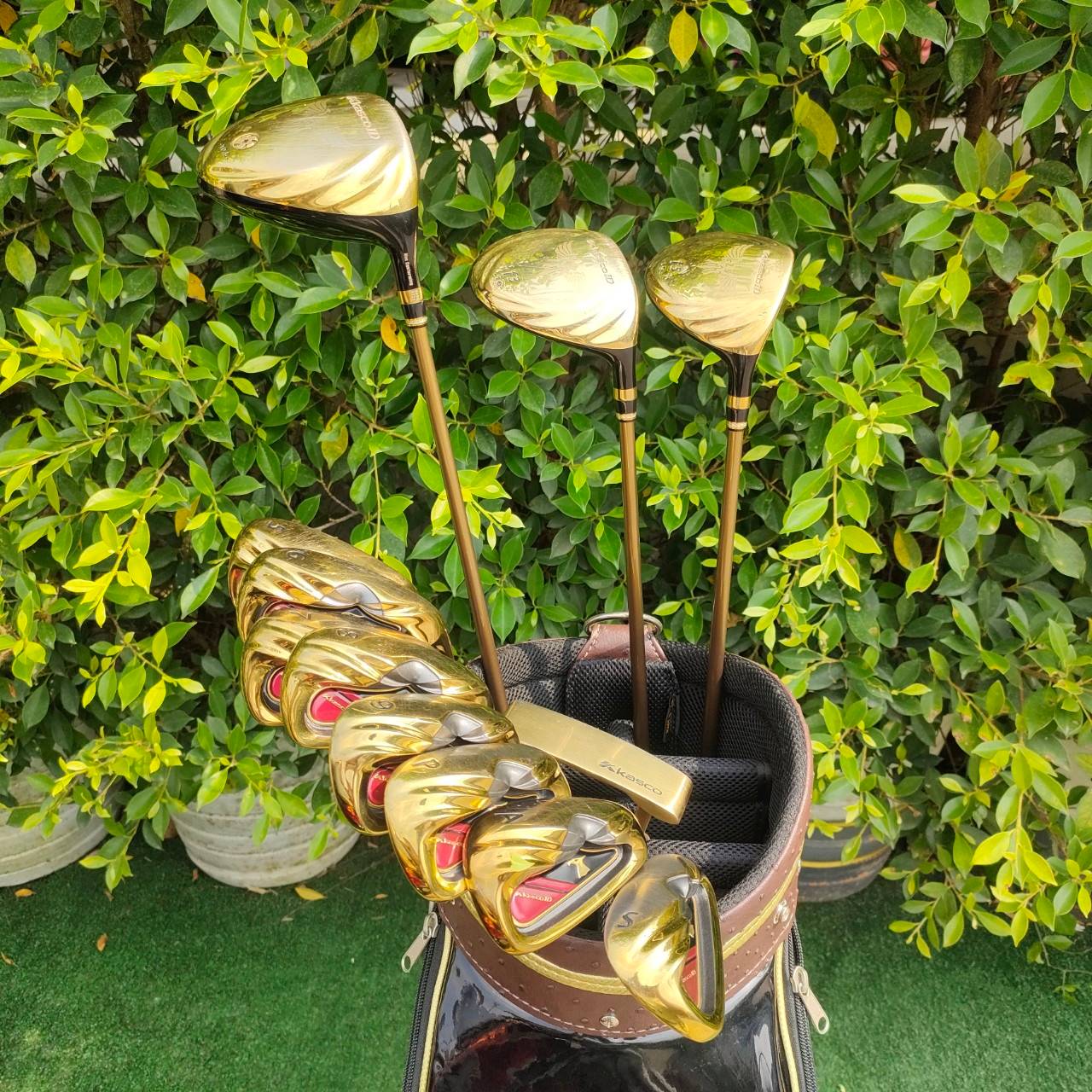 ** ไม้กอล์ฟครบชุด ** FULLSET KASCO ID ทั้งชุดประกอบด้วย หัวไม้ 1,3 5 ก้าน UST MAMIYA FLEX R ชุดเหล็ก KASCO ID มีเหล็ก 5-9 เเละ PW AW SW PUTTER KASCO พร้อมถุงกอล์ฟ KASCO
