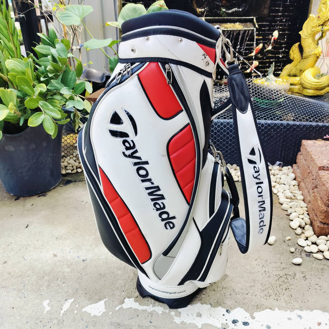 ถุงกอล์ฟ Taylormade มือสอง ถุง TOUR ใบใหญ่ ใส่ของได้เยอะ มีลอยลอกประปราย สภาพปานกลาง มีเขียนชื่อไว้ที่ด้านหน้าถุงกอล์ฟ