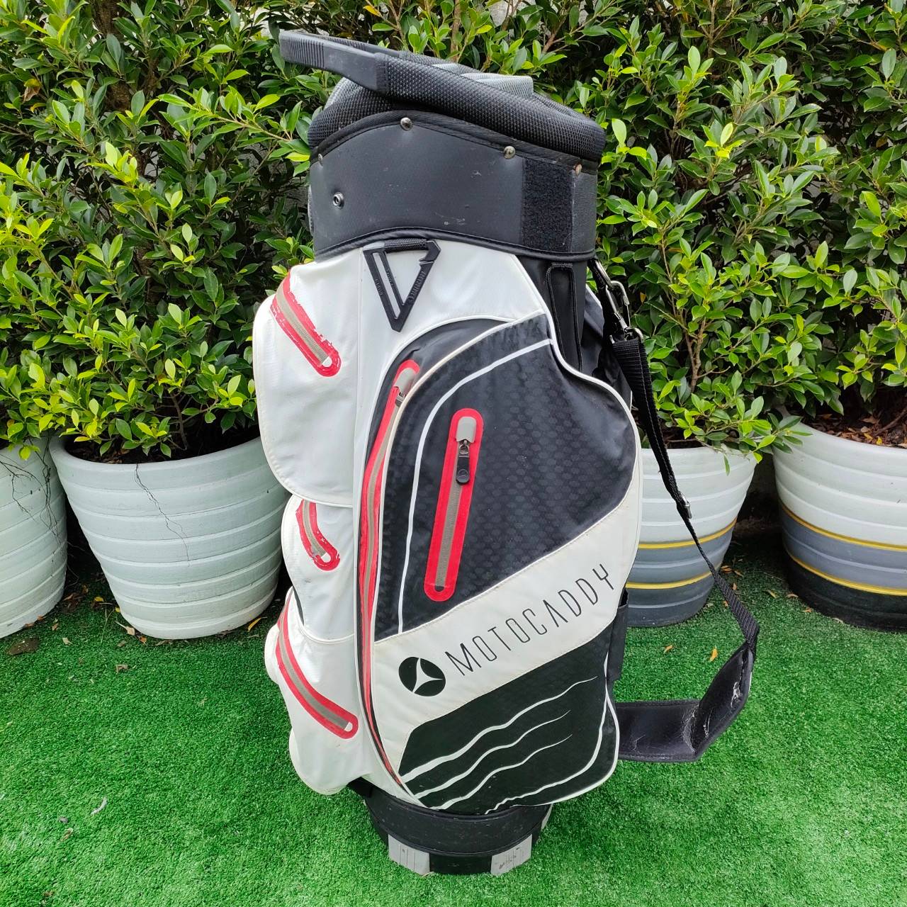 ถุงกอล์ฟมือสอง MOTOCADDY ดีไซน์ออกแบบเท่มากครับ ใส่ไม้แบบ 14 ช่อง สภาพสวยเลย กำลังดังที่ประเทศอังกฤษเลยครับ