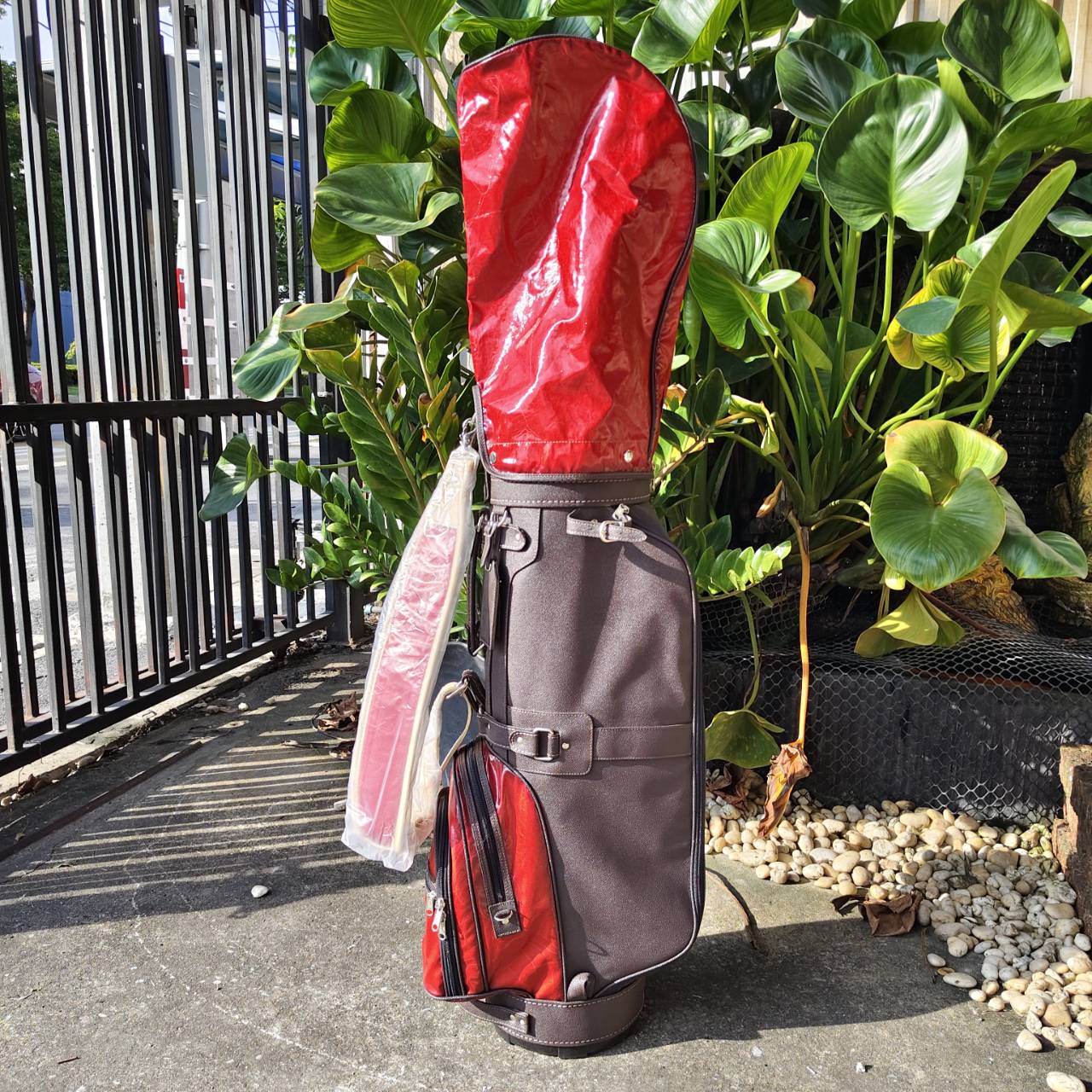 ถุงกอล์ฟ CUSTOM NOLOGO มือสอง ออกแบบสวยระหว่างผ้า กับหนังแก้ว สภาพโดยรวมดีมาก COVER มีรอยนิดหน่อย