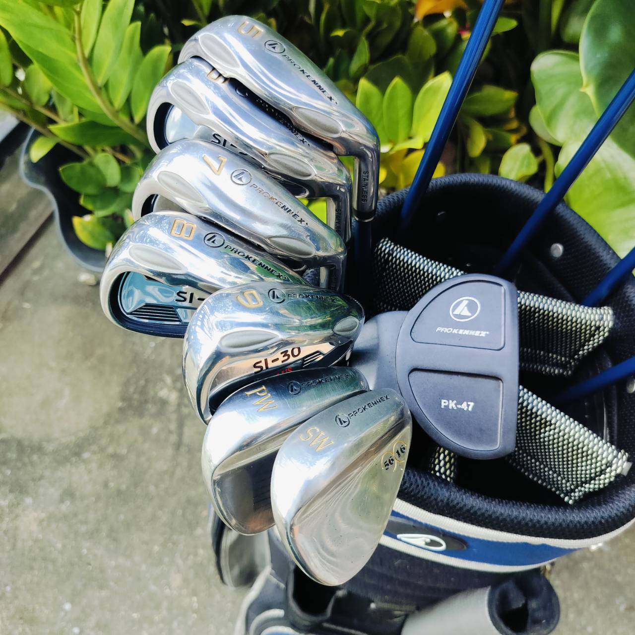FULLSET PROKENNEX SI-30 PLUS ชุดใหญ่ หัวไม้ได้ถึง 4 หัว เดิมๆทุกชิ้น . ทั้งชุดประกอบด้วย Driver FW3 - 5 และ ไฮบริด ก้าน SI-30 PLUS FLEX R หัวใหญ่มาก ตีไกล เสียงเพราะ และมีออฟเซต ช่วยแก้ปัญหามือใหม่ ที่ชอบตีออกเฟดได้เป็นอย่างดีค่ะ