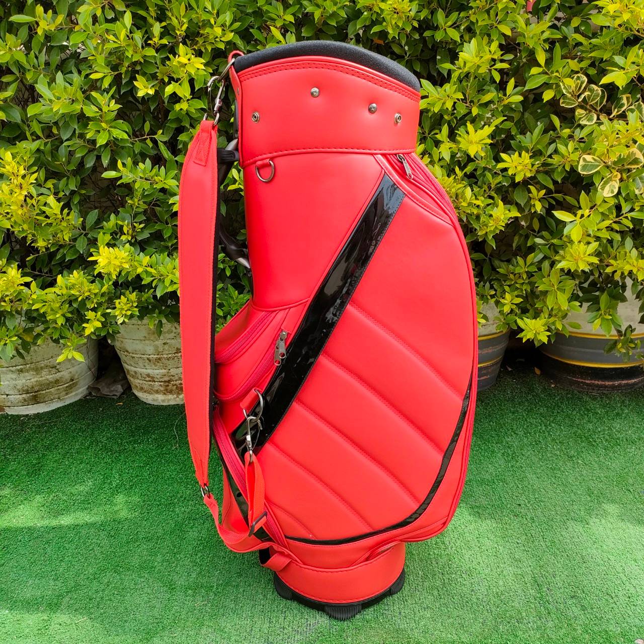 🔥 ถุงกอล์ฟ CUSTOM ของใหม่ 🔥 สีแดงเพลิง Ferrari สวยมาก วัสดุพรีเมี่ยมที่สุด คาดดำเป็นหนังแก้ว ถุง TOUR ใบใหญ่ใส่ของได้ครบหมด!! มือหนึ่ง ของแท้ BY NakaraLuxurious