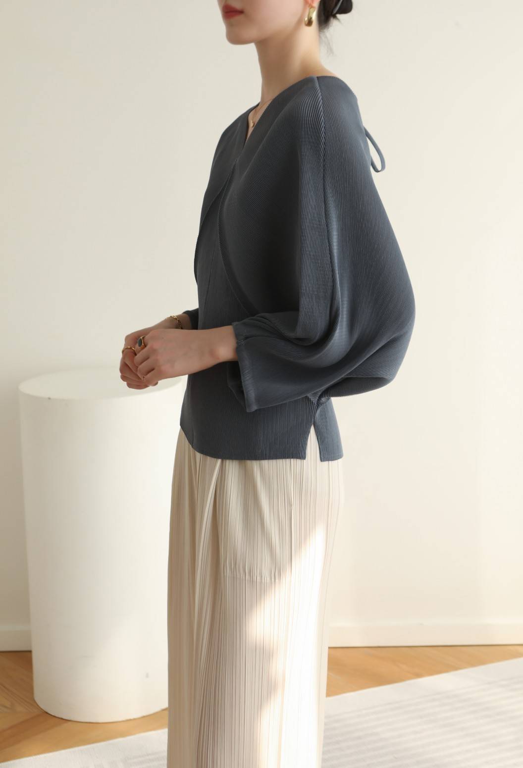 2MUAY รุ่น GJO3075 เสื้อผู้หญิง เสื้อพลีทคุณภาพ สีดำ BATSLEEVE BOW TIE PLEAT TOP FREE SIZE