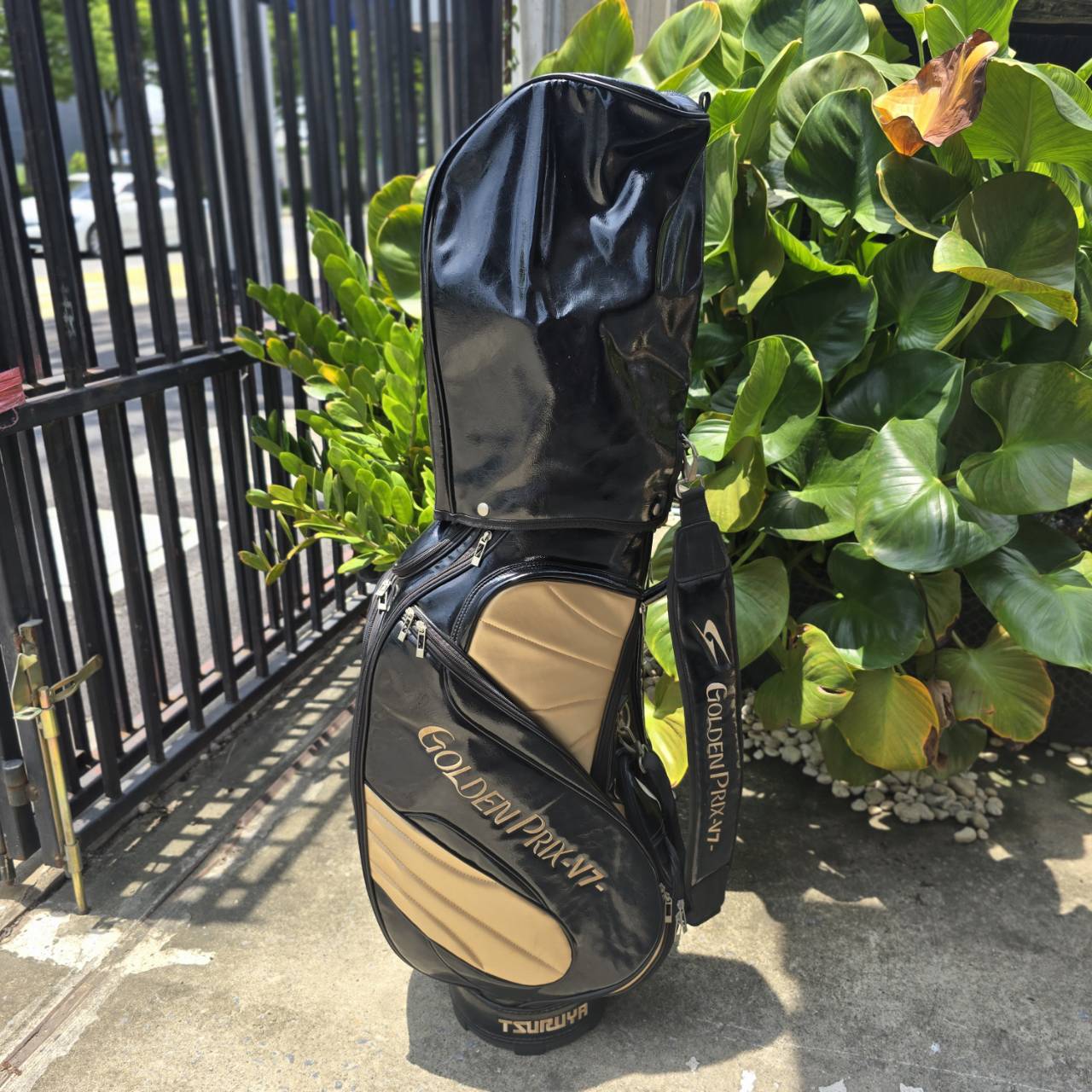 ถุงกอล์ฟ GOLDEN PRIX -V7- ถุง TOUR ใบใหญ่ หนังแก้วอย่างดี เป็นถุงระดับพรีเมี่ยมของญี่ปุ่น ของแท้ มือสอง สภาพสวยเดิมค่ะ ของใหม่ 1 หมื่น 6 พันบาท!!!