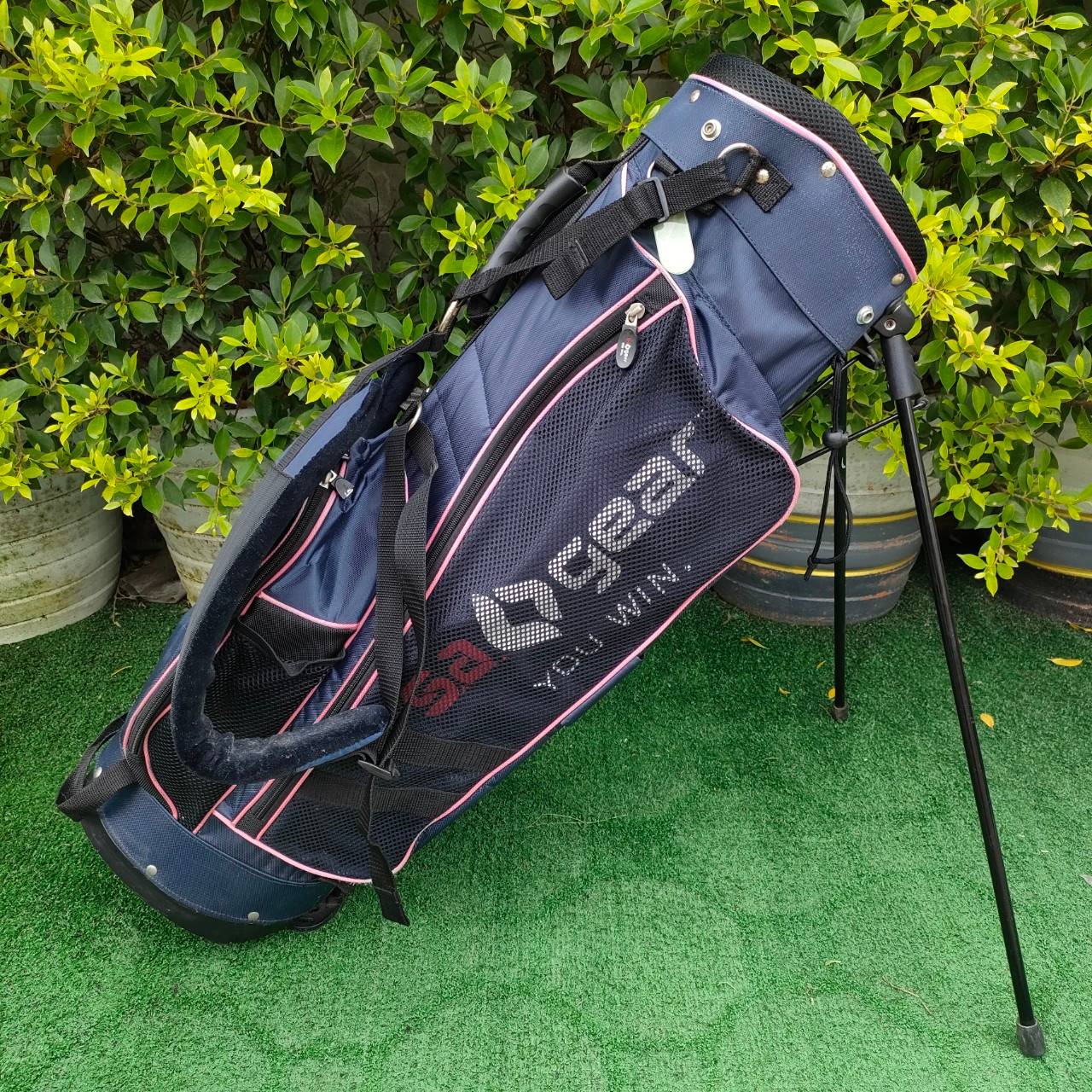 ถุงกอล์ฟ SA GEAR YOU WIN ขาตั้งมือสอง สายสะพายครบ คุณภาพระดับพรีเมี่ยม แข็งแรง กันน้ำครับ ใช้ดีมากครับ สภาพสวยงาม