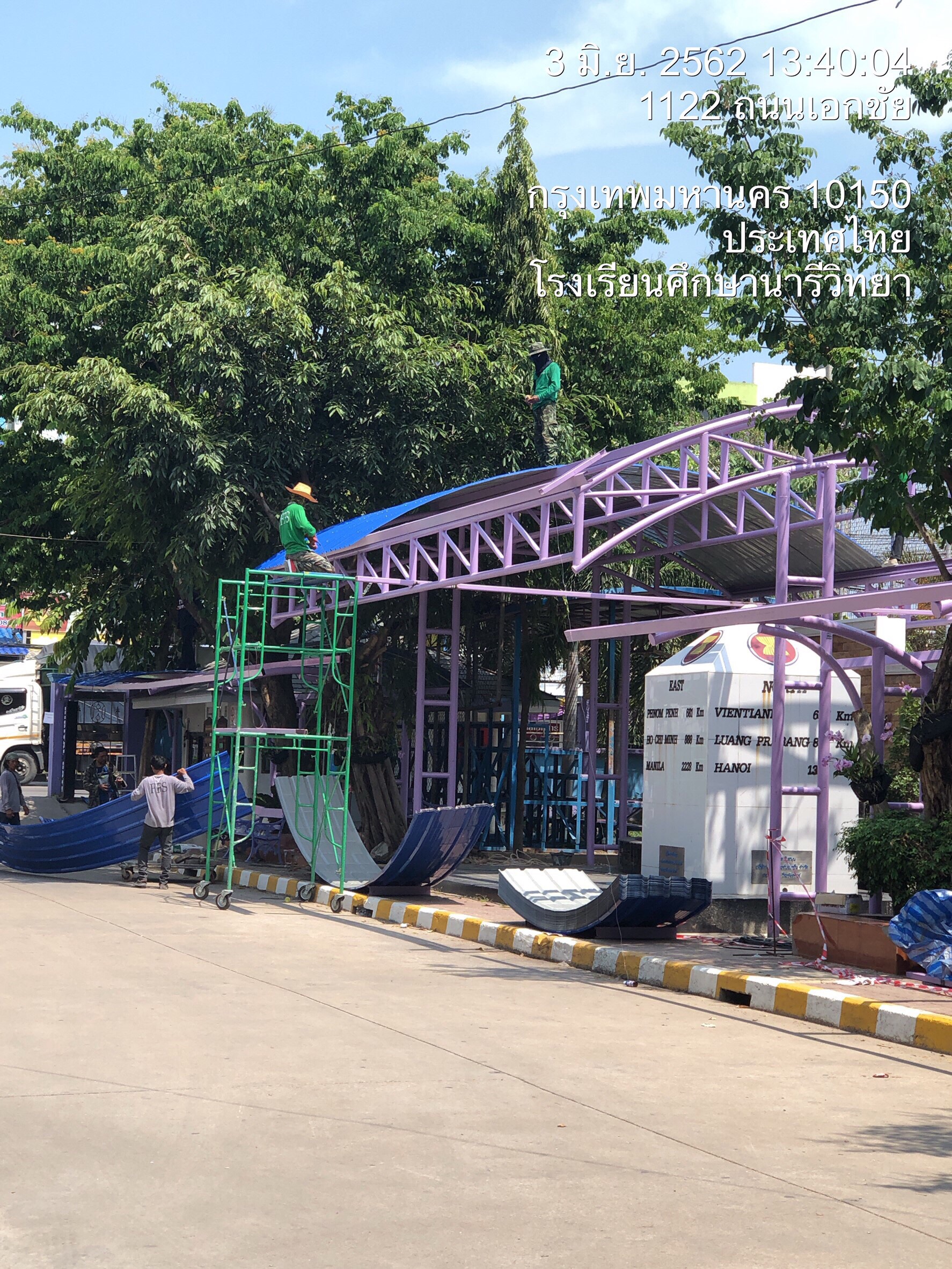 รร. ศึกษานารี ทำหลังคาทางเชื่อมอาคารเรียน