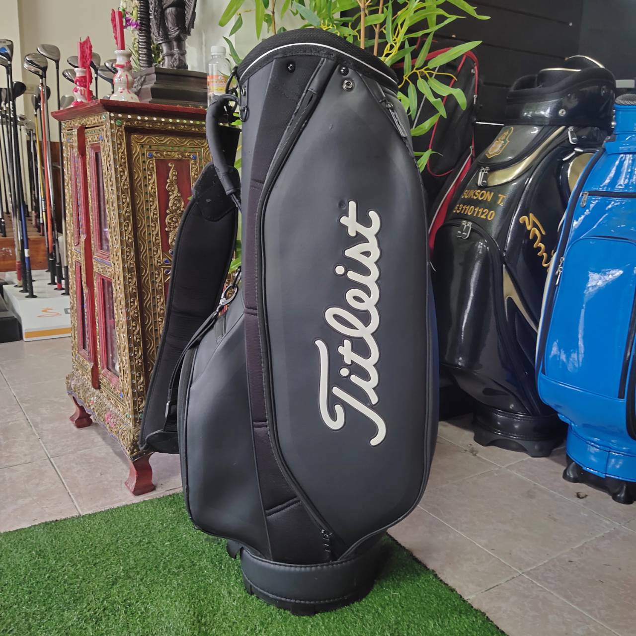 ถุงกอล์ฟ titleist มือสองของแท้!!! ** มีตำหนิ มีลอยลอกตามรูป ** โดยรวมสภาพดี ใช้งานได้ครบ ซิปใช้ได้ดีทุกจุด