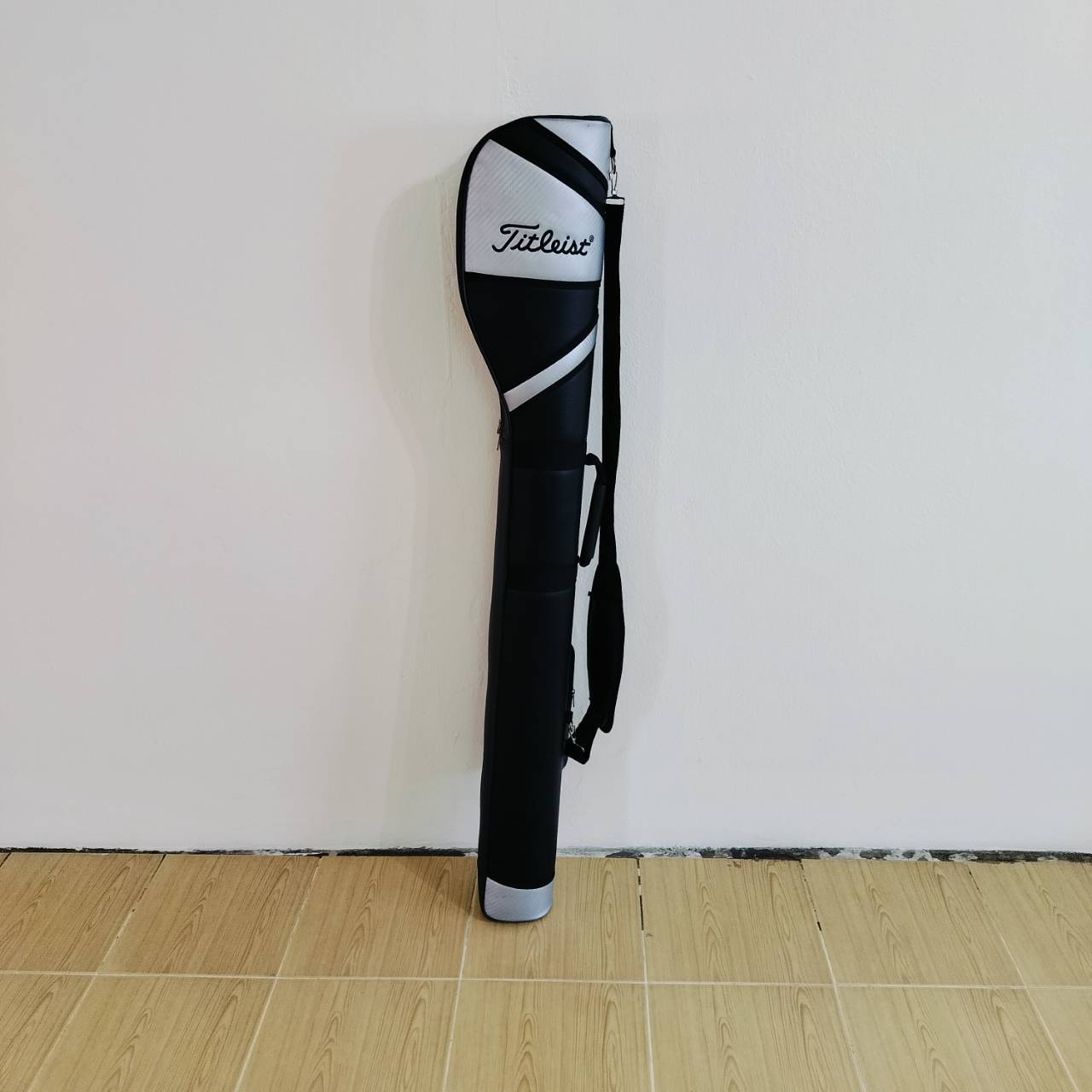ถุงกอล์ฟ HALFSET TITLEIST มือสอง สภาพสวยเดิมพร้อมใช้ ใช้สำหรับไปซ้อมไดร์ฟ หรือ แบ่งไม้เดินทางต่างประเทศ