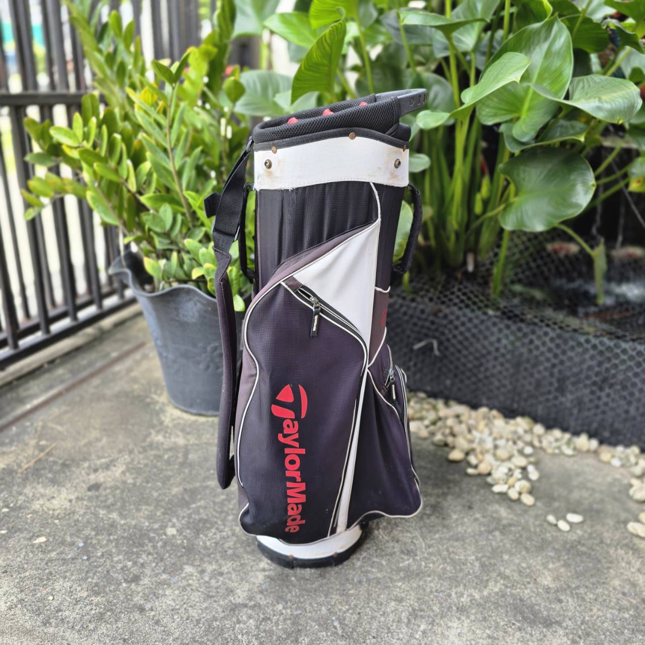 *** มีตำหนิ รูตรง COVER *** ถุงกอล์ฟ Taylormade ของแท้ มือสอง เป็นรุ่นแบบ 14 ช่องค่ะ