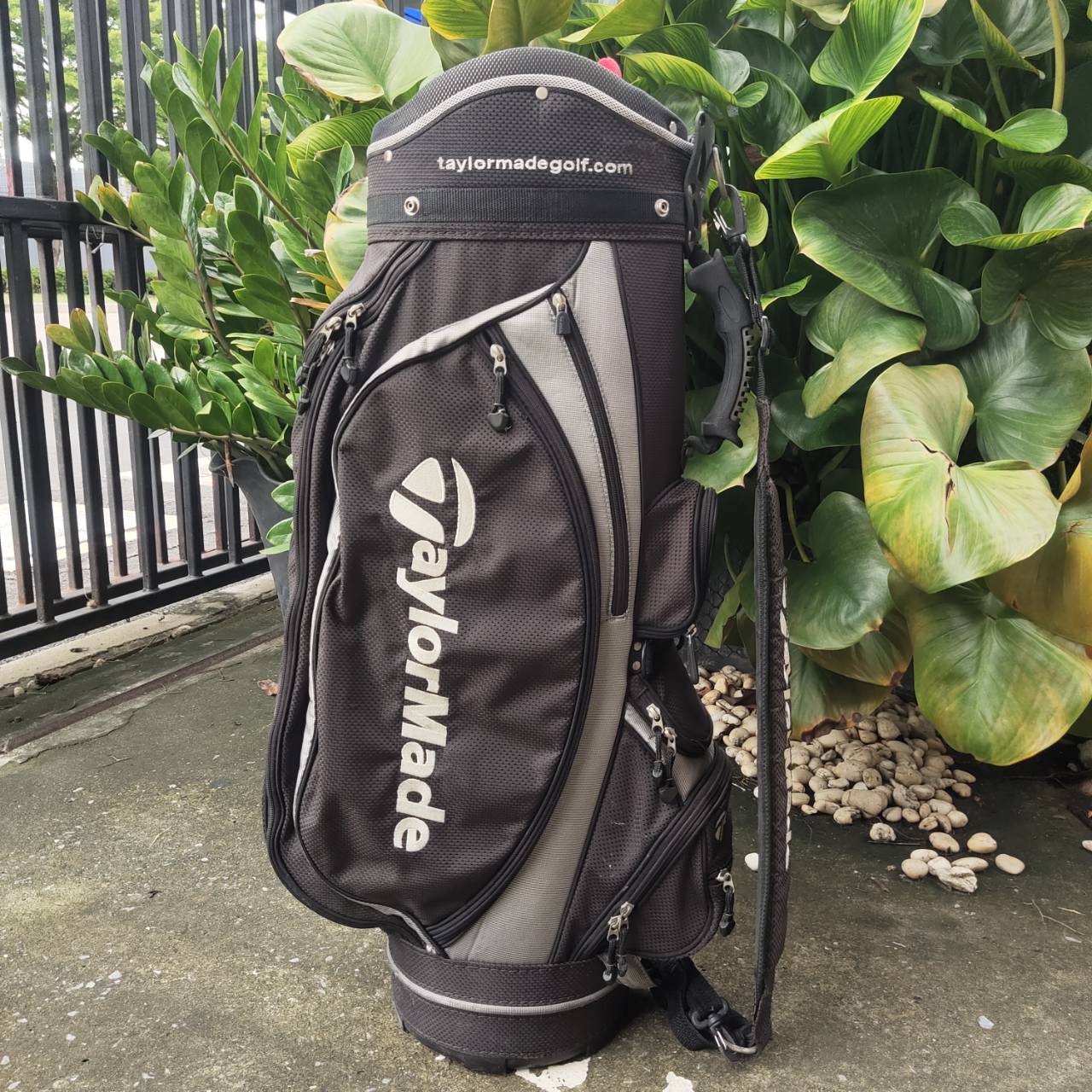 ถุงกอล์ฟ TaylorMade RAC มือสอง ถุงกอล์ฟดีไซน์เรียบ เท่ มีสไตล์ ฟังก์ชันครบ พร้อมลุยทุกสนาม