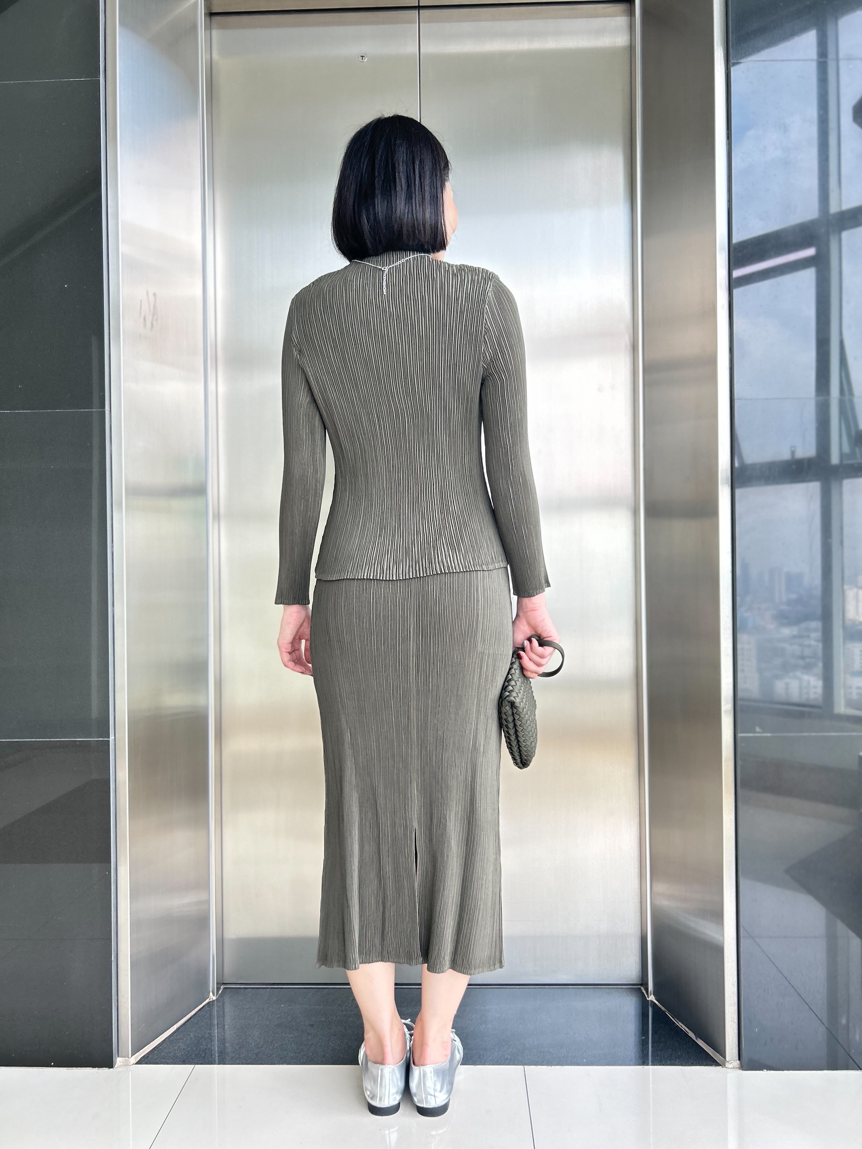 ปรับราคาลง20%!! 2MUAY รุ่น GJO11032/ GJO11044 เซ็ตพลีทผ้าแมตต์ HIGHNECK LONGSLEEVE TOP WITH PENCIL SKIRT PLEATED SET 10 สี FREE SIZE