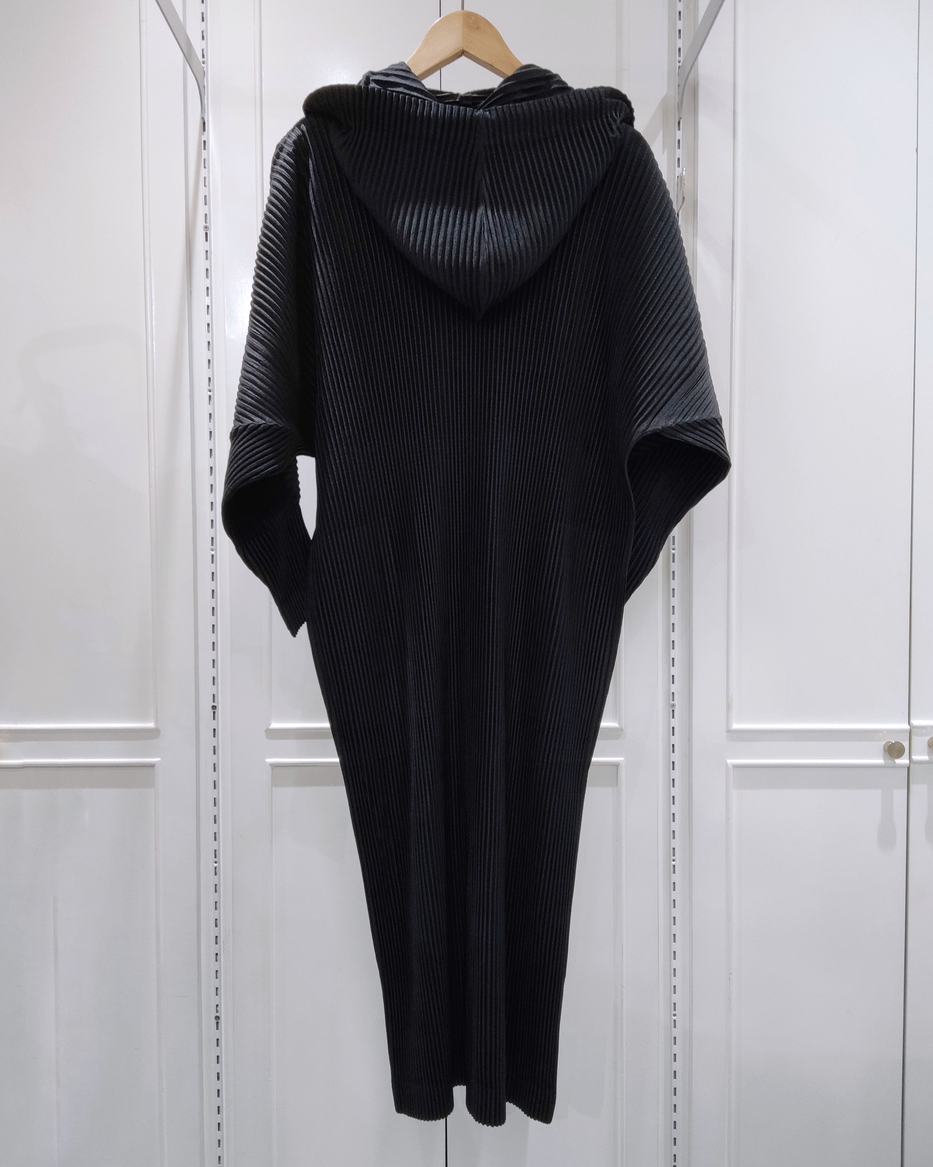 ยาว45 นิ้ว 2MUAY รุ่น GM0844 เดรสอัดพลีท HOODED THICK LONG SLEEVE PLEATED DRESS FREE SIZE สีดำ