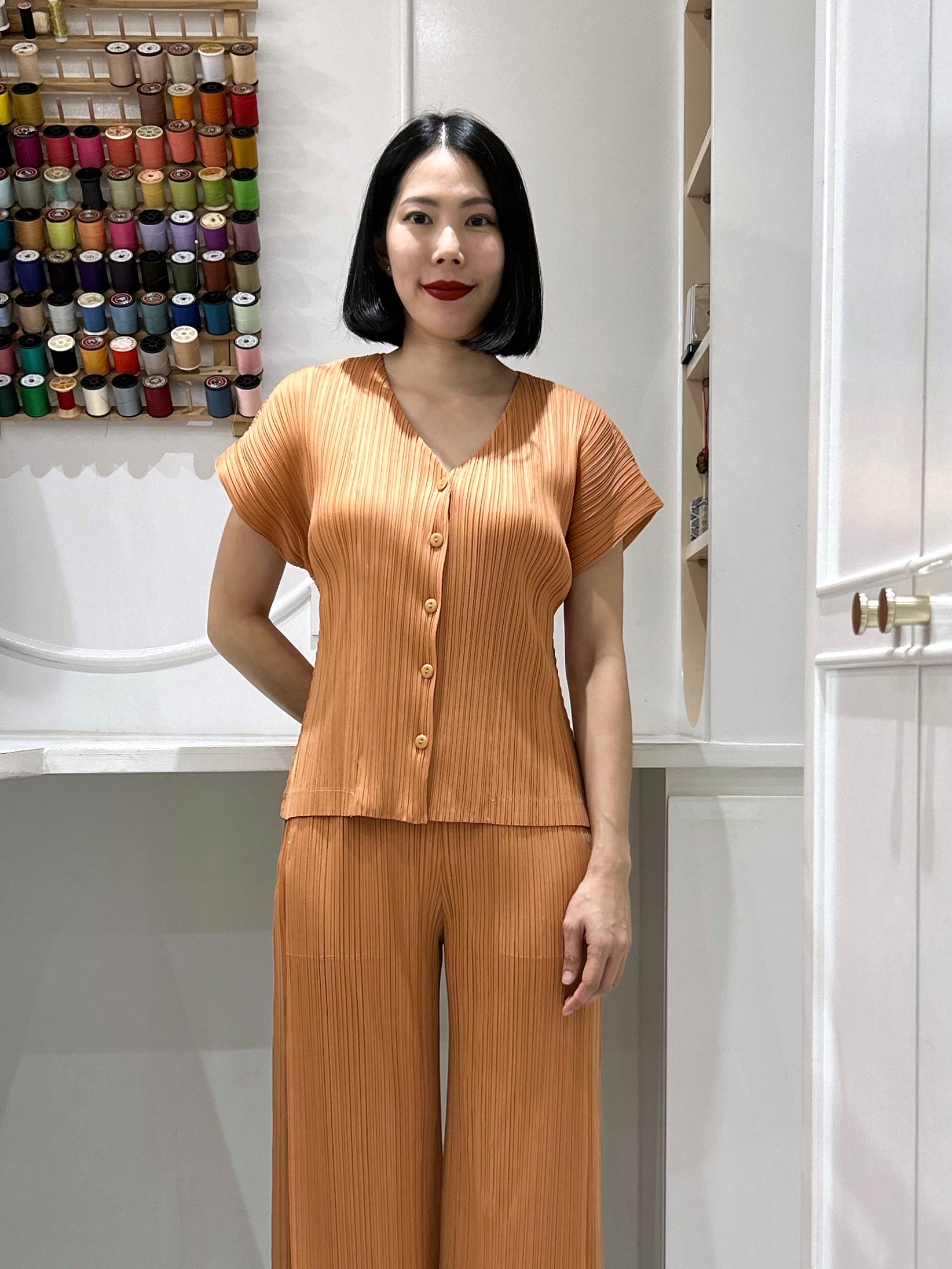 ปรับราคาลง20%!! 2MUAY รุ่น GJO5016 เสื้ออัดพลีทคุณภาพ SHORT SLEEVE V NECK BUTTON FRONT PLEATED TOP 10 สี FREE SIZE