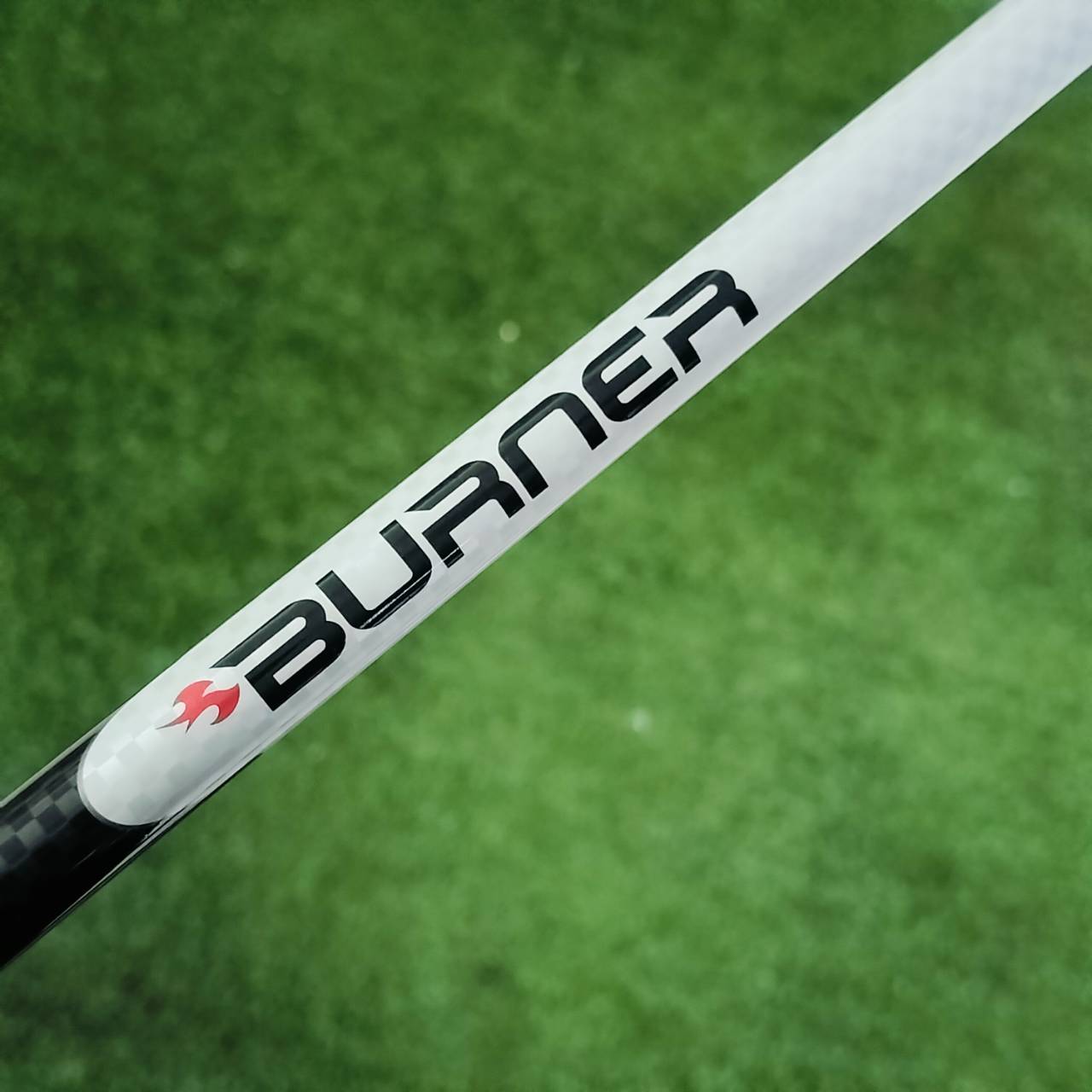 FW5 TAYLORMADE BURNER องศา 18 ก้าน RE*AX SUPERFAST FLEX S ตีง่าย รูปทรงยื่นออกทางด้านหลังเยอะ ทำให้ชดเชยความผิดพลาดได้มากๆ ไม้กอล์ฟพรีเมี่ยมมือสอง ของแท้ By NakaraLuxurious