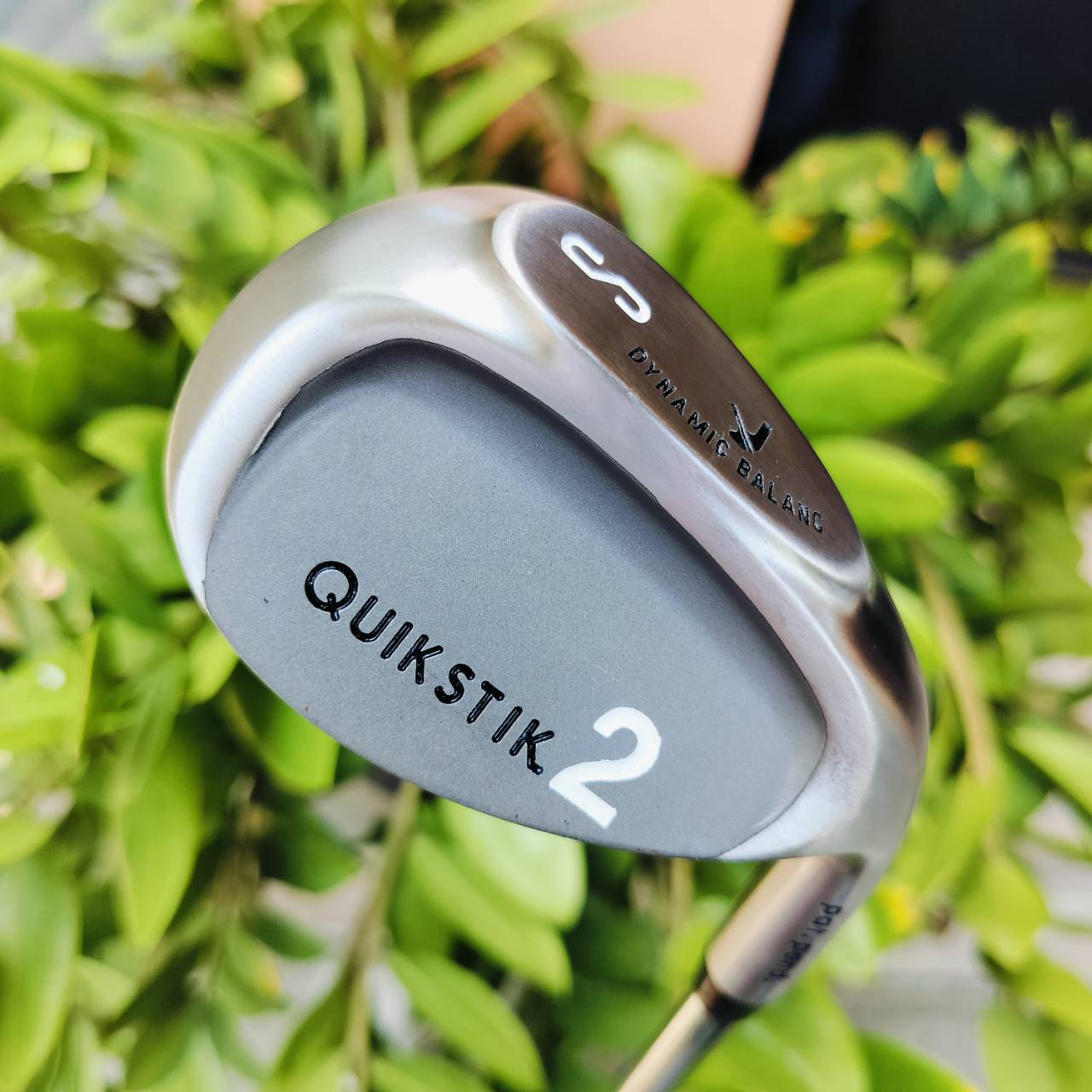 SW QUICK STIK2 องศา 56 WEDGE สำหรับคนชอบเล่นของ เป็น WEDGE ที่ระเบิดทรายได้ดีมาก เอก PAT PEND ทรัพย์สินทางปัญญา ด้าน SOLE ปาดลง ให้ไม่ต้องกินทรายเยอะ ด้านหลังมีโพรง CAVITY เล็กน้อย ไม้กอล์ฟพรีเมี่ยมมือสอง ของแท้ By NakaraLuxurious