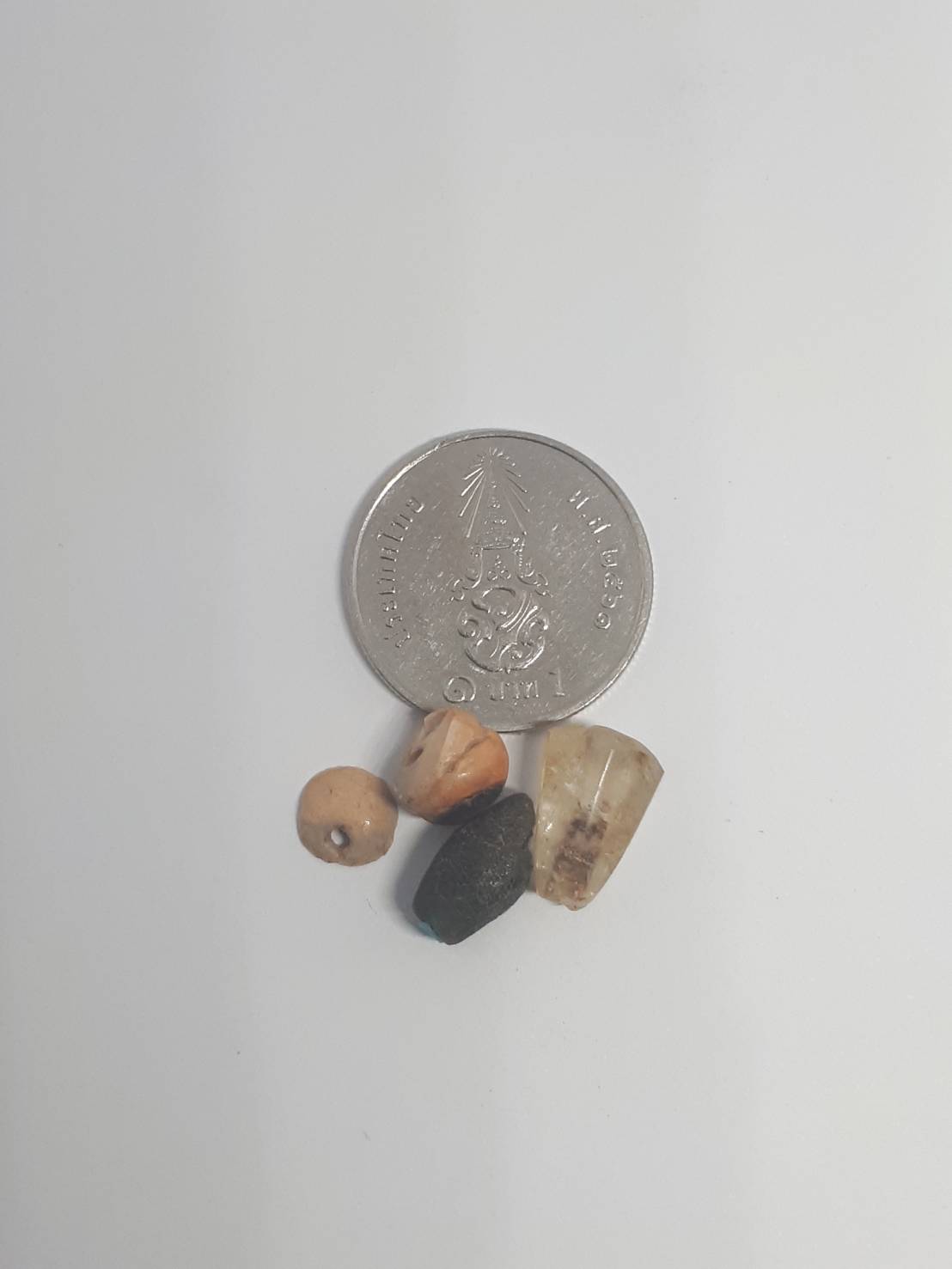 ลูกปัด โบราญ รวมทรง ยกกอง บิ่น ชำรุด ตามสภาพ ลูกปัดแก้ว สีเขียว ลูกปัดหิน คาเนเลี่ยน สังคโลก ควอว์ส นำ้ค้าง