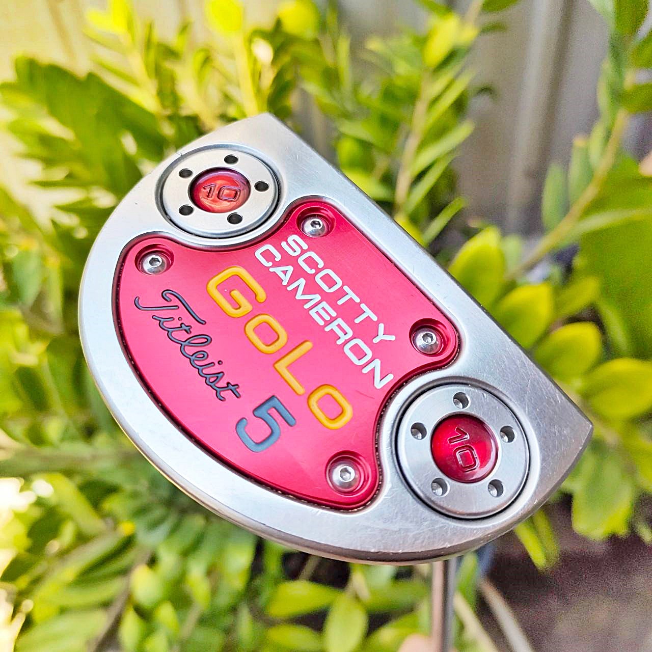 PUTTER SCOTTY CAMERON GOLO 5 ความยาว 35 นิ้ว สภาพสวยเดิมๆทุกอย่าง เสถียรขณะสโตรกลูกสูงสุด ชดเชยสูงมาก เรียกได้ว่าพัตต์ง่ายที่สุดก็ได้ น้ำหนักดีมาก ไม้กอล์ฟมือสอง ของแท้ BY NakaraLuxurious