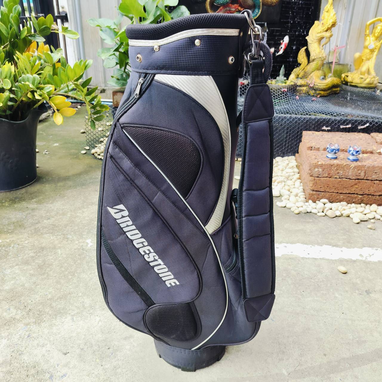 ถุงกอล์ฟ BRIDGESTONE มือสอง สภาพปานกลาง เรียบร้อยเดิม ไม่มีขาดใดๆ