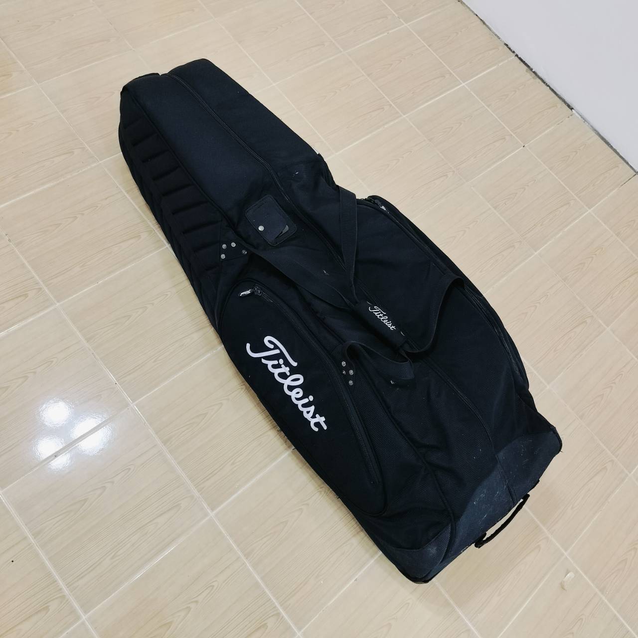 ถุงคลุมขึ้นเครื่อง Titleist มือสอง ของแท้ คุณ4krดีมากๆ มีนวมอย่างหนา หูจับ หูหิ้ว ถุงแดงด้านใน มีช่องซิป แข็งแรงอย่างมาก มีล้อลากด้วย สะดวกอย่างมาก ของใหม่แพงมากรุ่นนี้