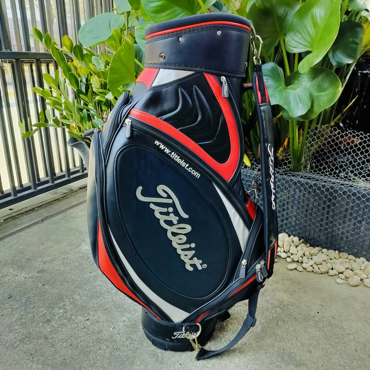 ถุงกอล์ฟ Titleist มือสอง สภาพสวยสมบูรณ์ น่าใช้มาก ถุง TOUR ใบใหญ่ใส่ของครบครัน