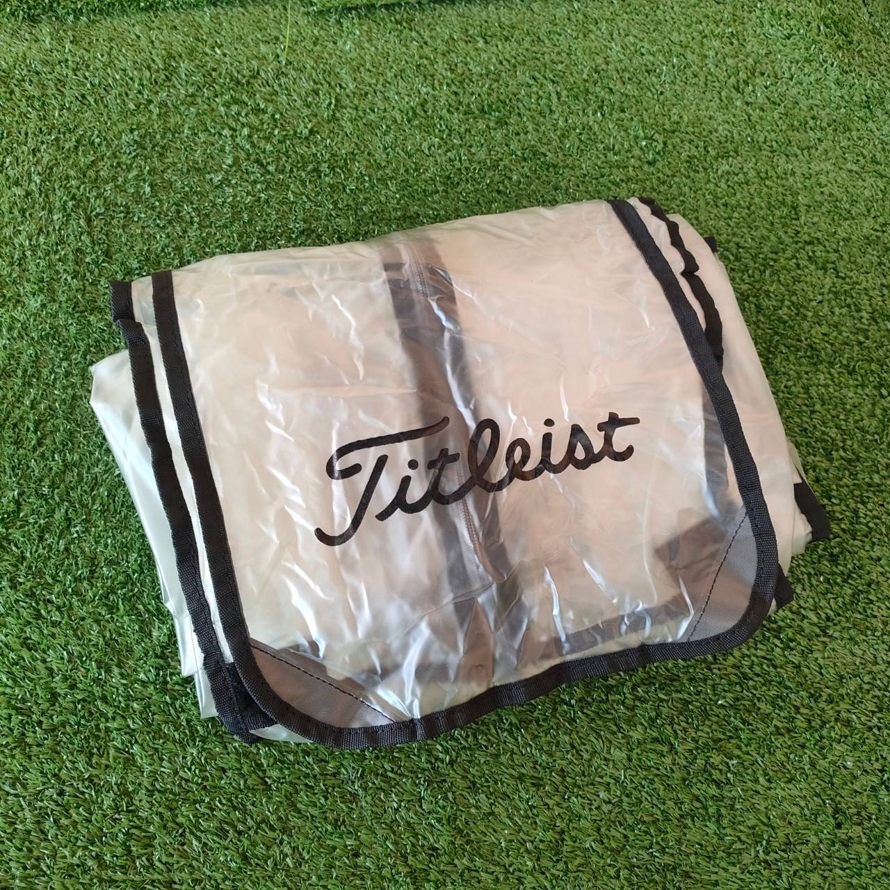 ถุงคลุมกันฝน TITLEIST มือสอง ** ถุงคลุมมีตำหนิ รอยขาดนิดหน่อยค่ะ มีรูปภาพให้ชมนะคะ ** ช่วงนี้ฝนตก ของต้องมี!!! ถุงคลุมนี้สามารถกันฝนได้เป็นอย่างดี ไม้กอล์ฟมือสอง ของแท้ BY NakaraLuxurious