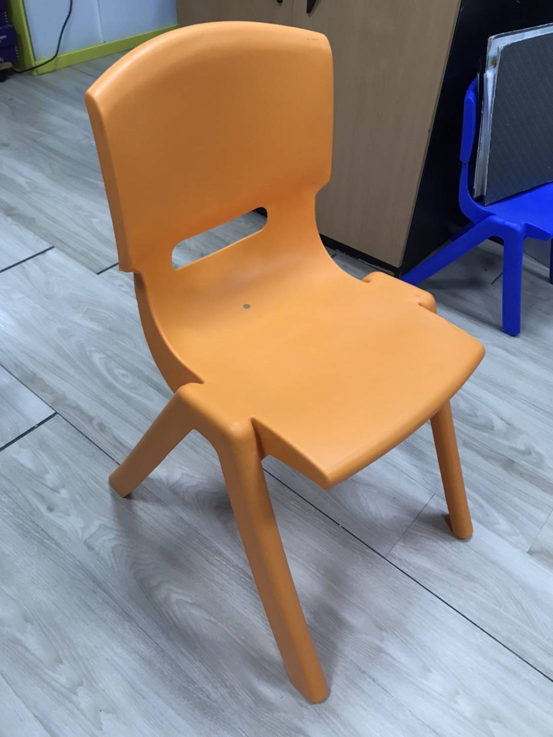 เก้าอี้พลาสติกหนาอย่างดี รุ่น44 เก้าอี้นักเรียนประถม-มัธยม เก้าอี้ผู้ใหญ่ เก้าอี้เอนกประสงค์ เก้าอี้โรงอาหาร ราคาโรงงาน สำหรับโรงเรียน มหาวิทยาลัย และศูนย์การค้า