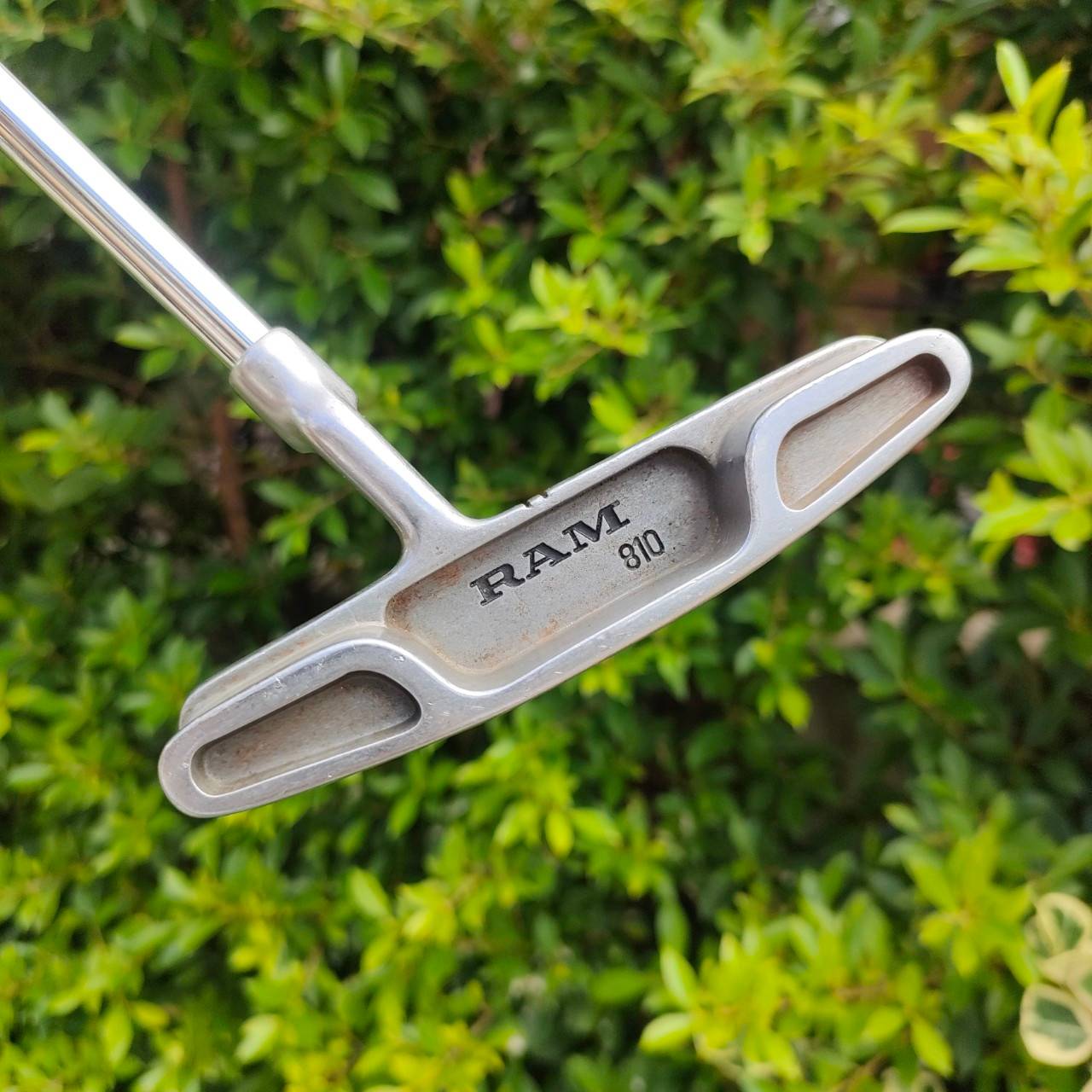 PUTTER RAM 810 ความยาว 34 นิ้ว รุ่นนี้ Tom Watson ออกแบบ ทำบล๊านซ์ได้ดีมาก พัตต์ตรง ด้วยสองข้างที่บล๊านซ์ และไม่หนัก แต่สวิงเวทดีมากๆ พัตต์นุ่ม ไม้กอล์ฟมือสอง ของแท้ BY NakaraLuxurious
