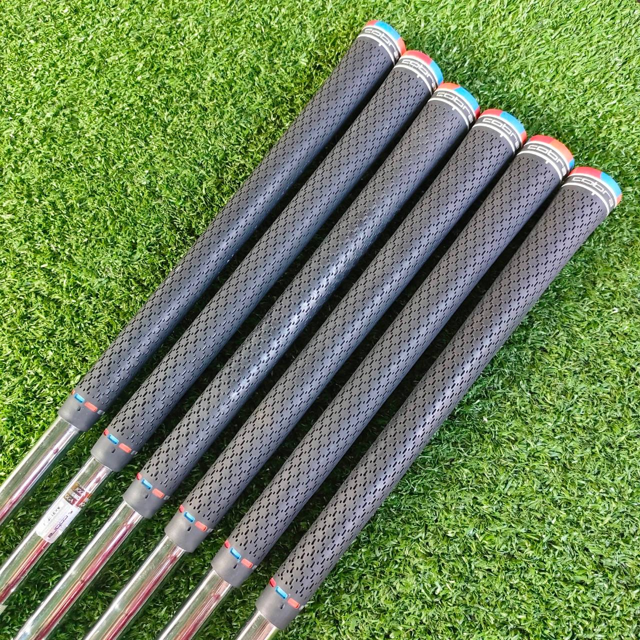 ชุดเหล็ก COBRA AMP CELL SILVER มีเหล็ก 5 - 9 เเละ PW ก้าน N.S.PRO 950GH FLEX R AMP CELL IRONS โฉบเฉี่ยวล้ำสมัย เป็นเหล็กที่ตีง่าย และตีไกลขั้นเทพ!!! ไม้กอล์ฟพรีเมี่ยมมือสอง ของแท้ By NakaraLuxurious