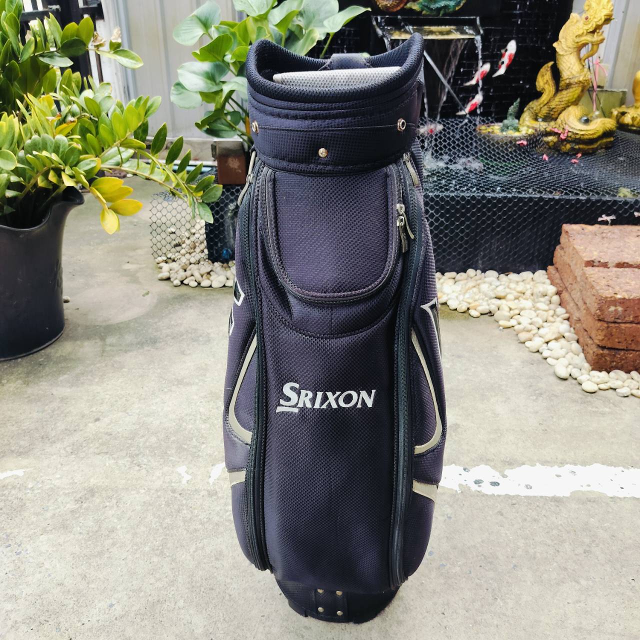 ถุงกอล์ฟ SRIXON มือสอง ของแท้ มีลอกตรงขอบที่เป็นหนัง นอกนั้นสภาพสวยเดิมค่ะ ถุงกอล์ฟพรีเมี่ยมมือสอง ของแท้ By NakaraLuxurious