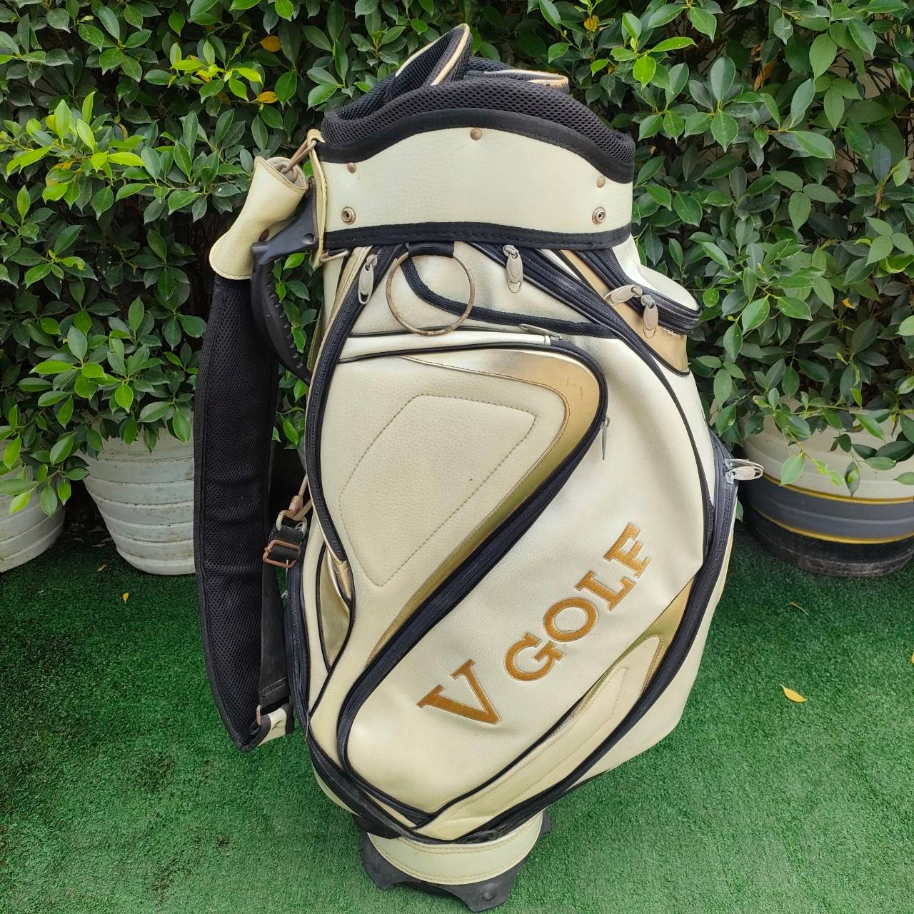 ถุงกอล์ฟ VGOLF มือสอง ** ถุงกอล์ฟ มีตำหนิ เเป๊กหลุด 3 จุด ของคอพเวอร์**