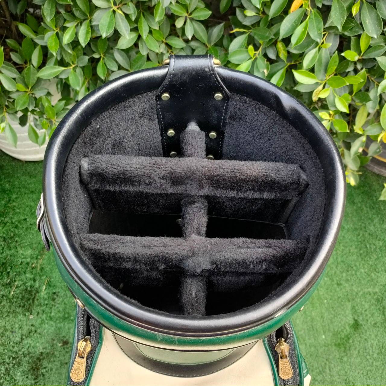 ถุงกอล์ฟ SANTA ISLAND CAPTAIA SANTA มือสอง สวยมากๆ ของแบรนด์เนมแท้ หายากมากในไทย ภายใน บุด้วยกำมะหยี่ ถุงหนังแท้ หรูหรา ผู้ดีมากๆครับ