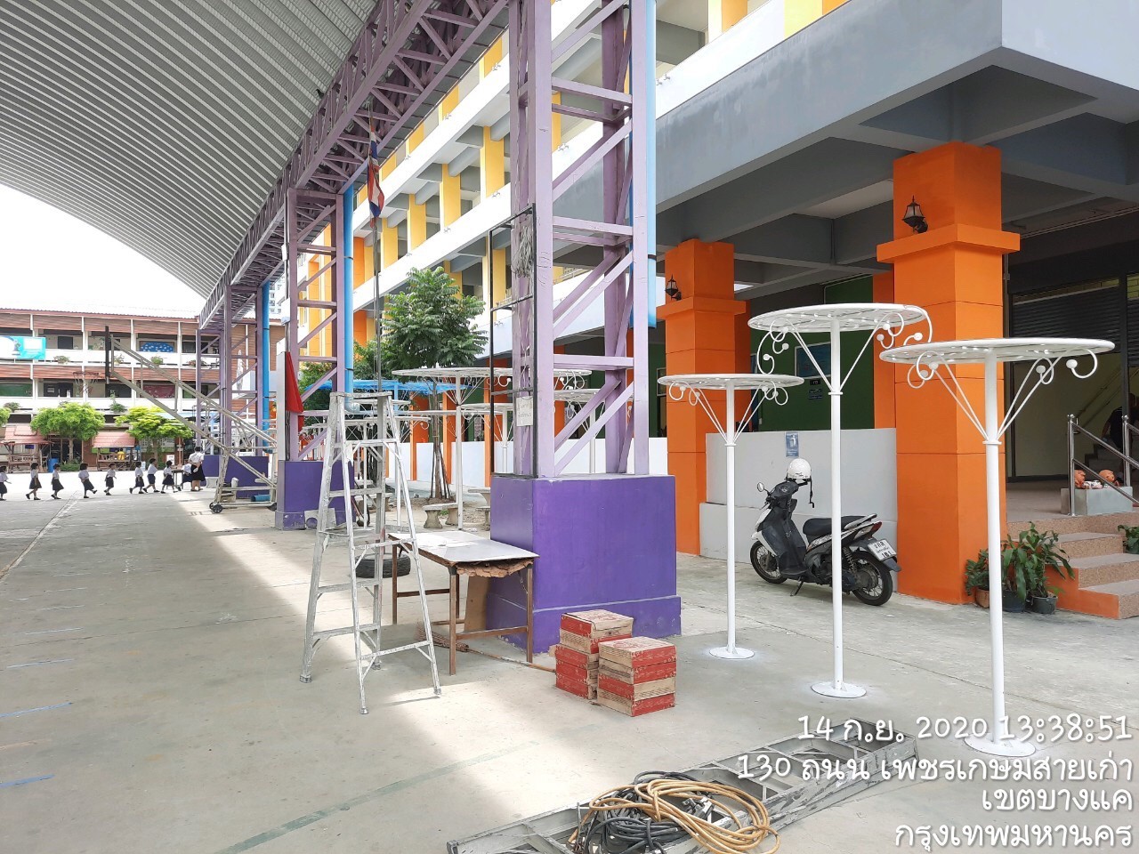 ราชวินิตประถม(บางแค)ทำเวที,ประตู,ที่นั่ง,สนามเด็กเล่น