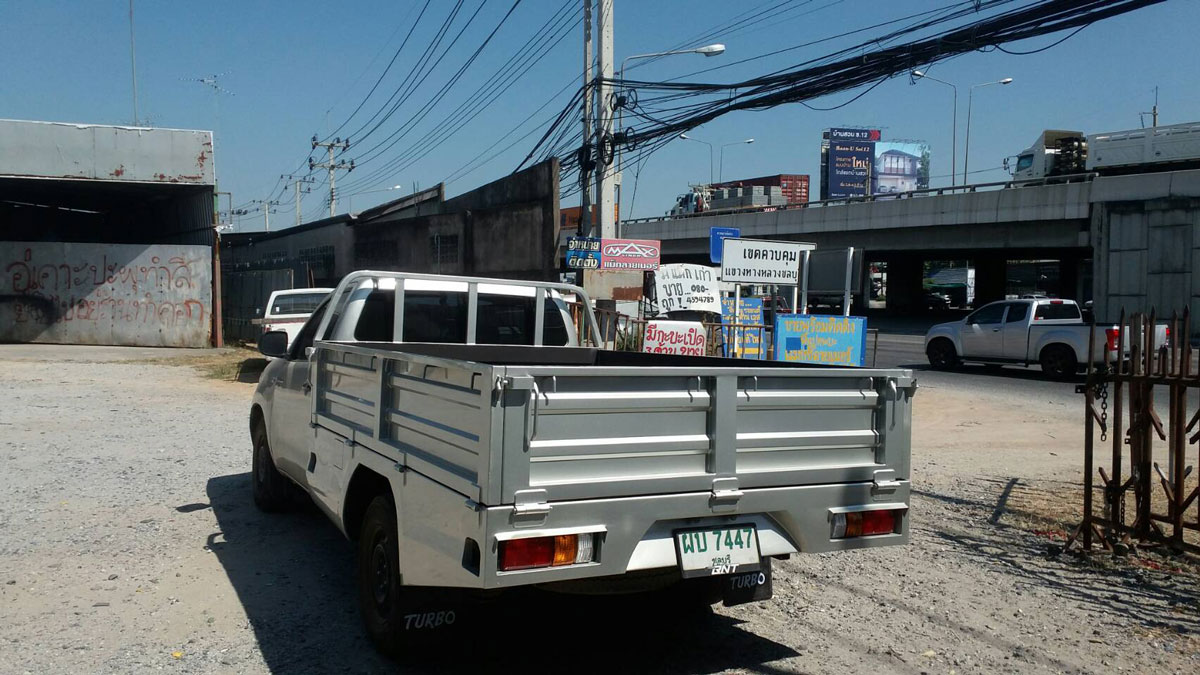 กระบะพื้นเรียบเปิด 3 ด้าน เพิ่มที่เหยียบขึ้น หน้า-หลัง ครับ