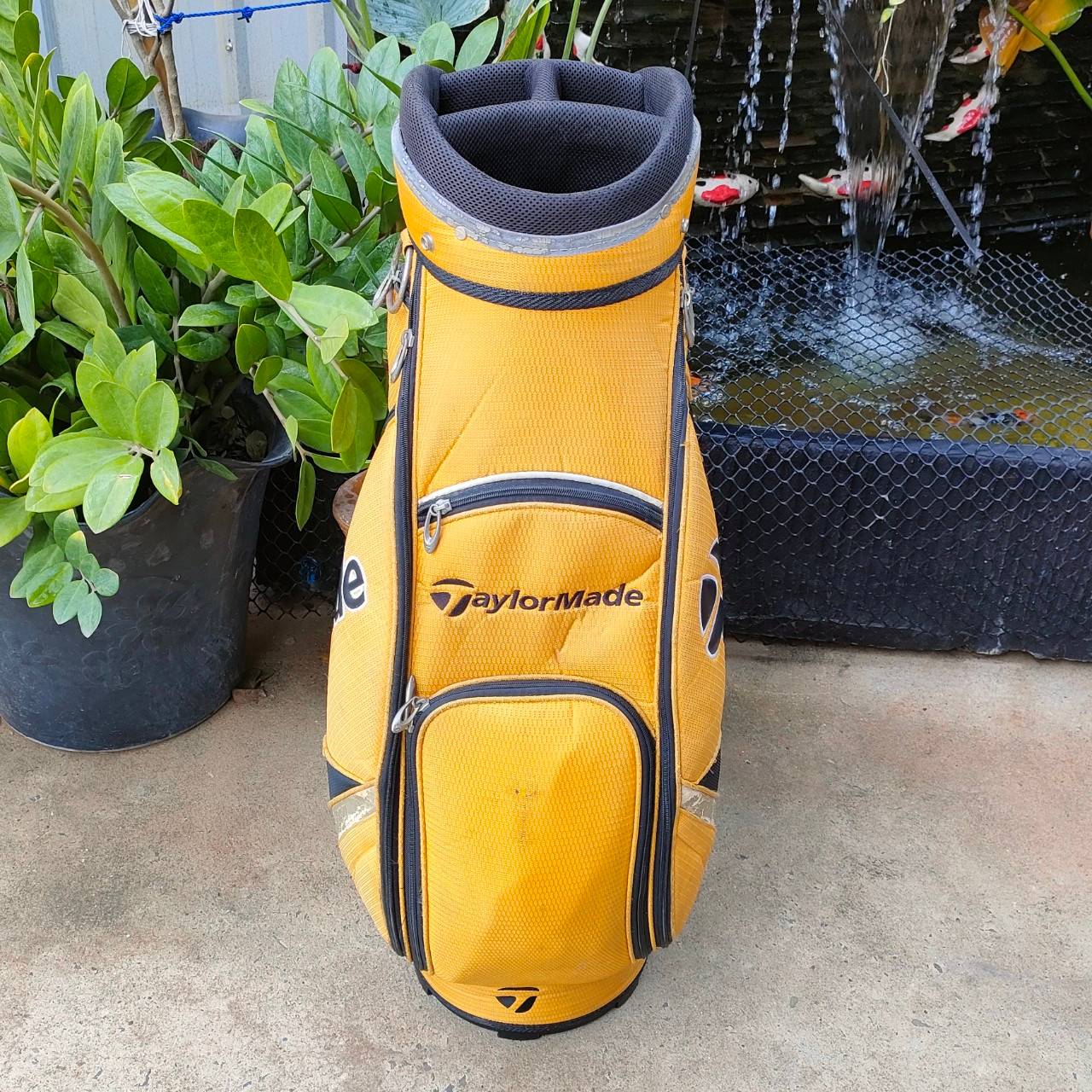 *** มีรอยลอก ส่วนที่เป็นหนัง *** ถุงกอล์ฟ TAYLORMADE มือสอง สภาพโดยรวมสวยมาก ใช้งานได้ดีมาก มี COVER สายสะพายครบ ซิปใช้ได้ดี ไม้กอล์ฟมือสอง ของแท้ BY NakaraLuxurious