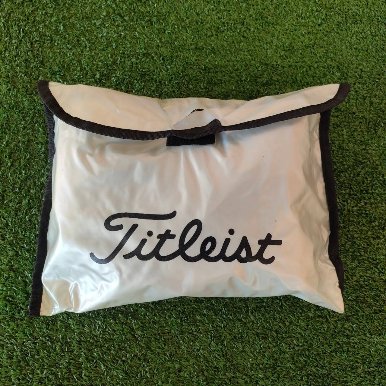 ถุงคลุมกันฝน TITLEIST มือสอง ** ถุงคลุมมีตำหนิ รอยขาดนิดหน่อยค่ะ มีรูปภาพให้ชมนะคะ ** ช่วงนี้ฝนตก ของต้องมี!!! ถุงคลุมนี้สามารถกันฝนได้เป็นอย่างดี ไม้กอล์ฟมือสอง ของแท้ BY NakaraLuxurious