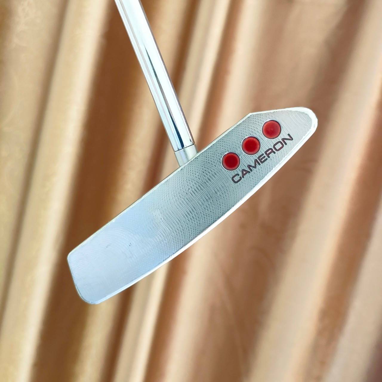 PUTTER TITLELIST SCOTTY CAMERON STUDIO SELECT NEW PORT 2.6 ความยาว 33 นิ้ว คอแบบเสียบตรง เพื่อให้ผู้เล่นมีศูนย์เล็งสายตาที่ดีที่สุด ผู้เล่นสามารถใช้จุดรวมสายตาเพื่อพัฒนาการตั้งค่าหน้าพัตเตอร์