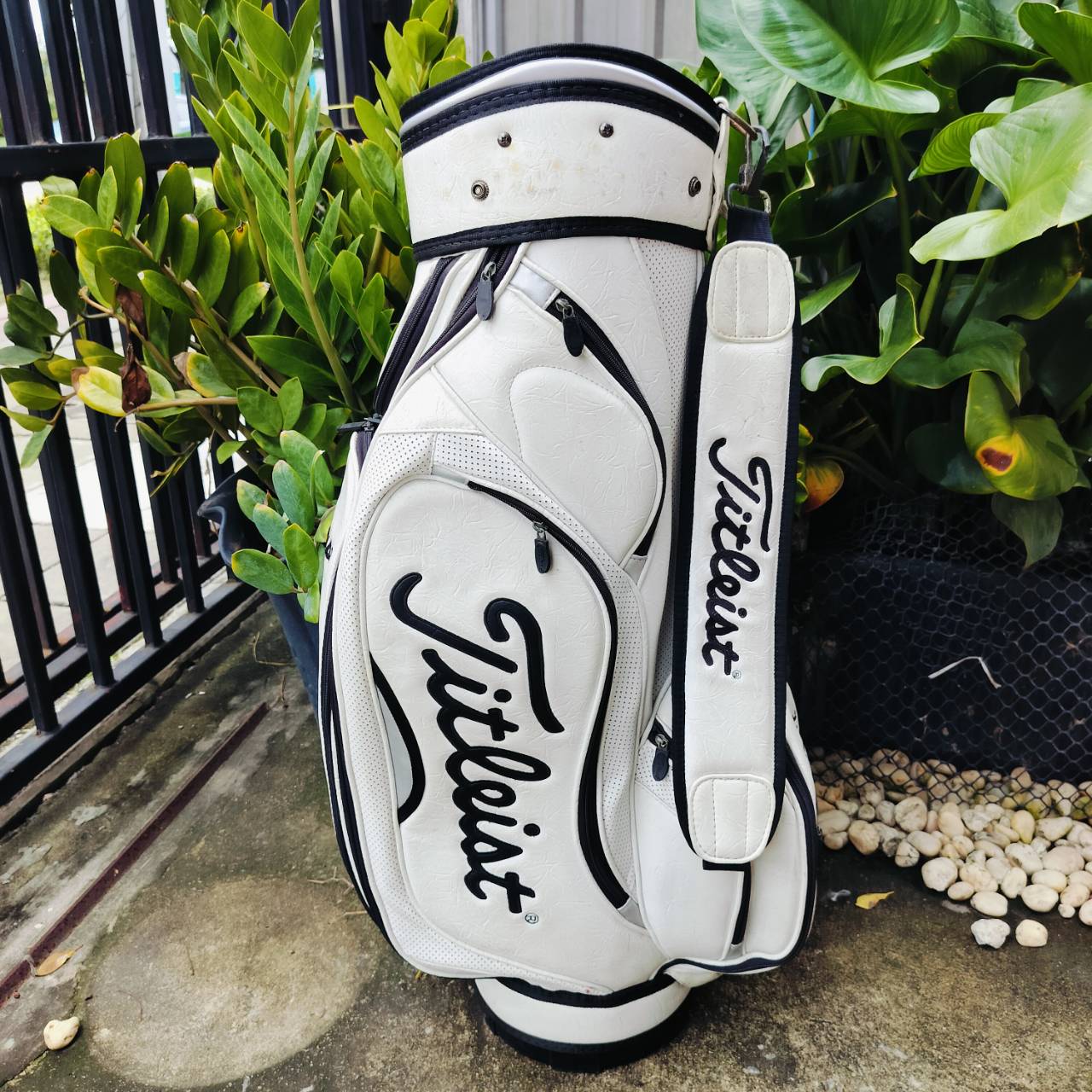ถุงกอล์ฟ TITLEIST มือสอง สีขาวสวย ภาพในบุกำมะหยี่
