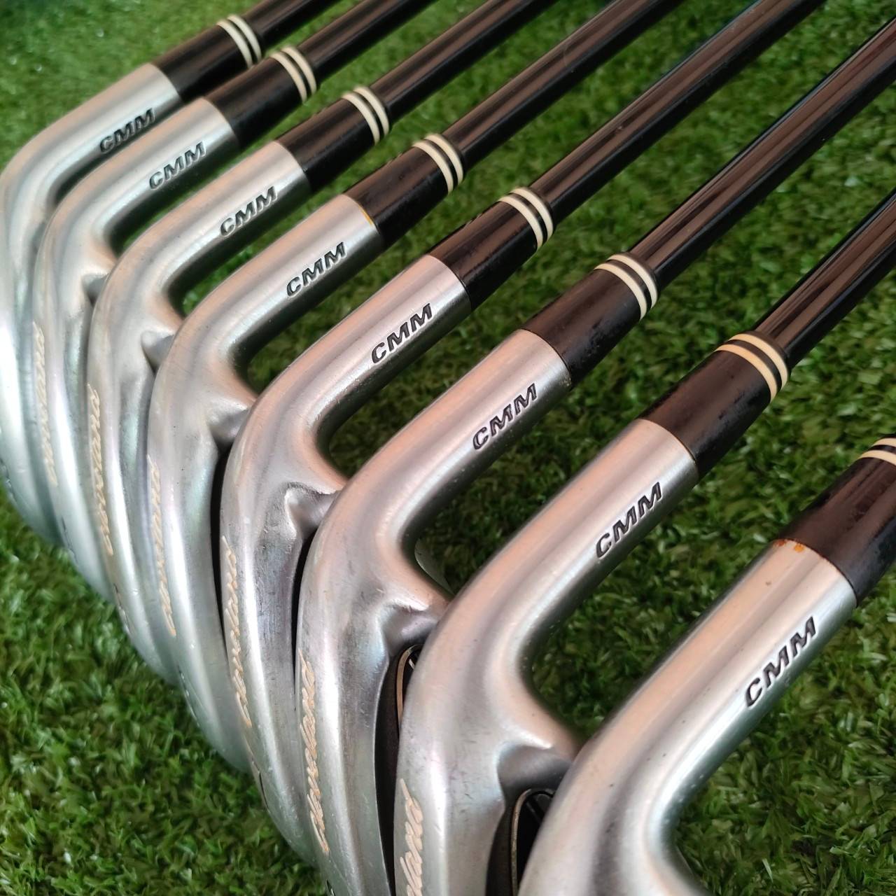 ชุดเหล็ก CLEVELAND CG4 มีเหล็ก3-9 เเละ PW ก้าน ACTION LITE FLEX A เหล็กตีง่ายมากๆ และแม่นยำมากๆ Cleveland ของดีมากๆครับ ก้านเบามาก และนุ่ม เหมาะกับท่าน ที่อยากหาไม้ที่ตีสบายๆ ตกหยุด วงไม่แรงมากนะครับ