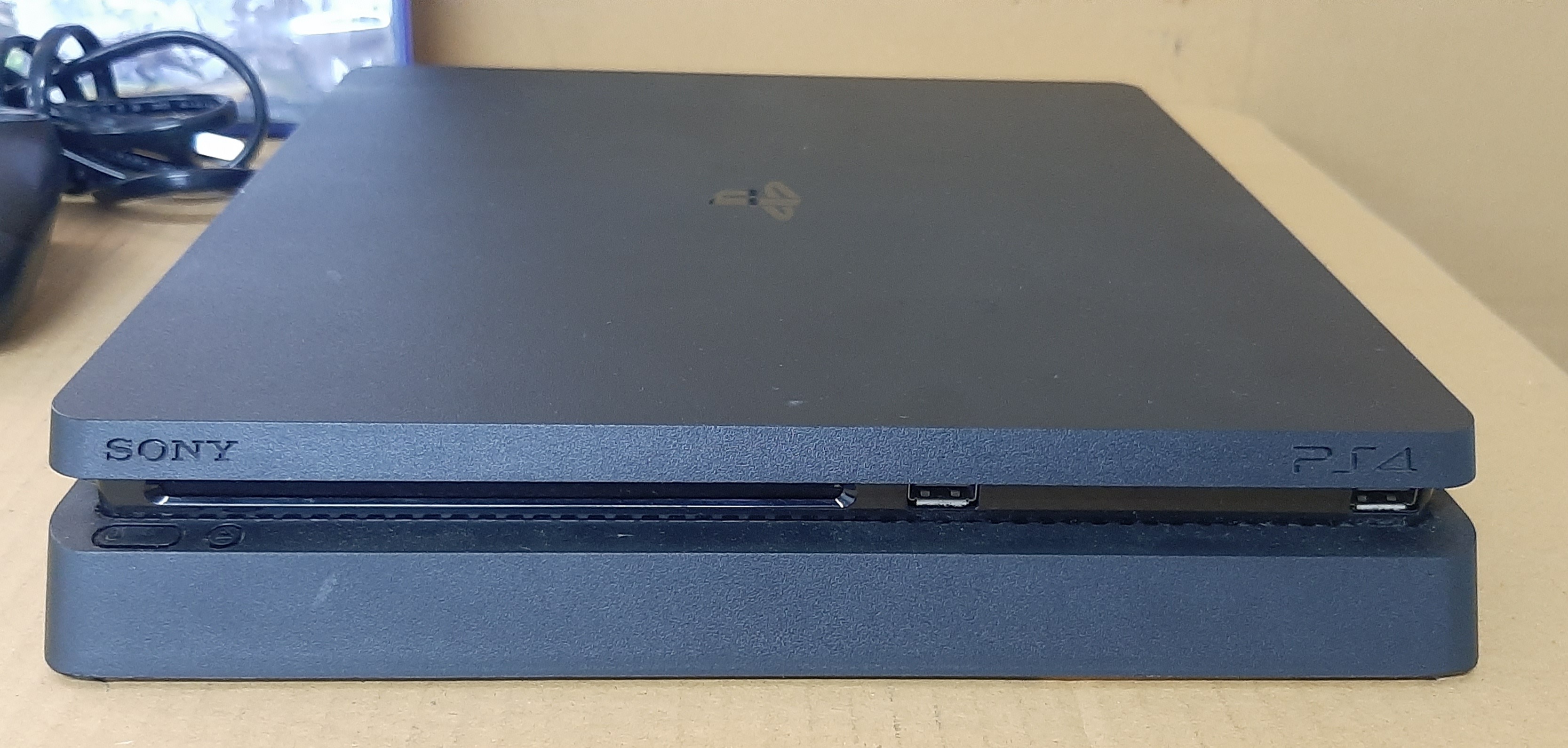 PlayStation 4 Slim ประกันร้าน สภาพดี มีแผ่นเกม 3 แผ่น พร้อมจอยส์