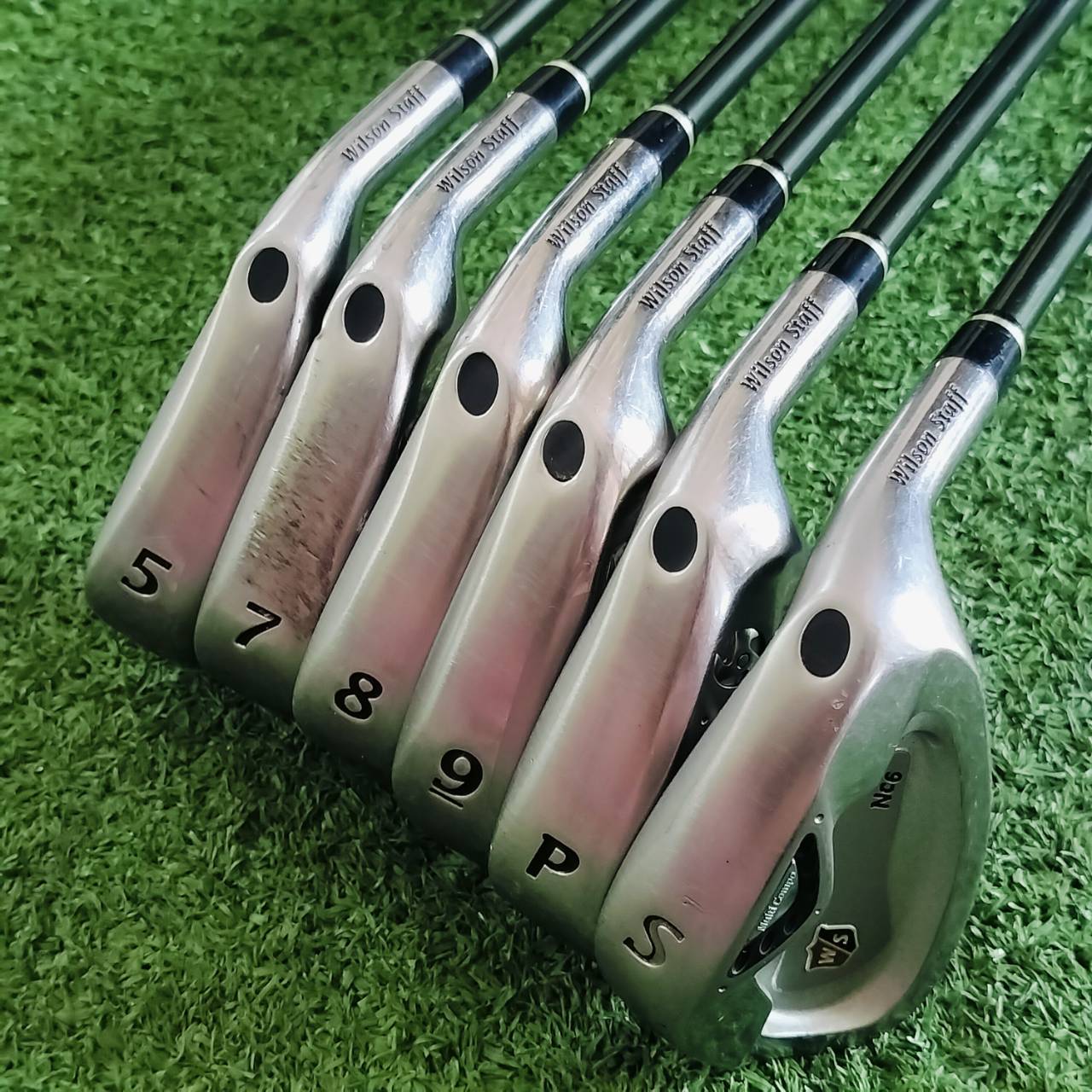 ** ขาดเหล็ก 6 ** ชุดเหล็ก WILSON STAFF Nc6 มีเหล็ก 5 7 8 9 เเละ PW SW ก้านนาโนเทคโนโลยี ผลิตโดย MITSUBISHI FLEX R คุณภาพดีมากๆ ไม้กอล์ฟพรีเมี่ยมมือสอง ของแท้ By NakaraLuxurious