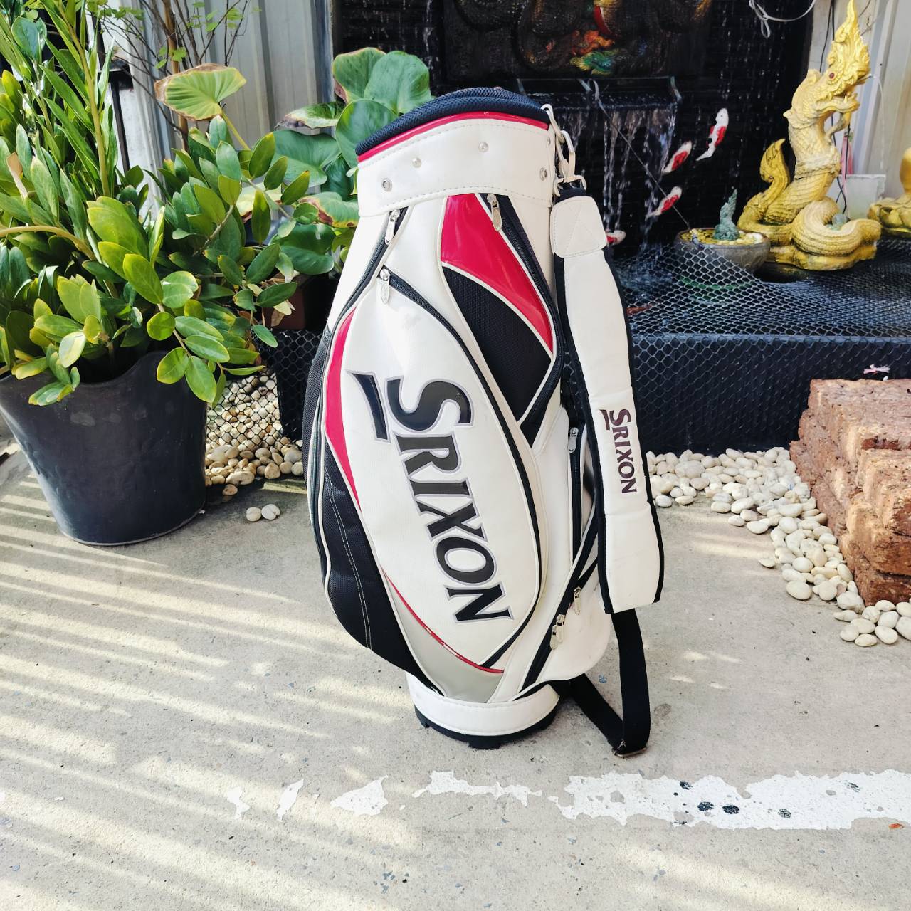 ถุงกอล์ฟ SRIXON TOUR ลายเท่มากๆค่ะ สภาพเดิมๆ ที่ COVER มีลอยดำๆ นอกนั้นสวยมากๆค่ะ น่าใช้มาก ถุงกอล์ฟพรีเมี่ยมมือสอง ของแท้ By NakaraLuxuriious