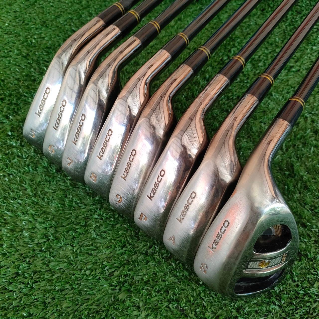 ชุดเหล็ก KASCO ROYAL SUPER HYTEN มีเหล็ก 5-9 เเละ PW AW SW ก้าน KASCO KR ROYAL FLEX R เป็นรุ่นระดับ HI-END สูงสุด หายากมาก ที่ญี่ปุ่นมือสอง ราคายังไป 3 หมื่นกว่าครับ ท่านที่ชอบขุดเหล็กหรูหรา และยัง ช่วยในการตี ตีวงแบบสบายๆ ก็ง่าย ได้ระยะ มากๆ เลยครับ เป็น