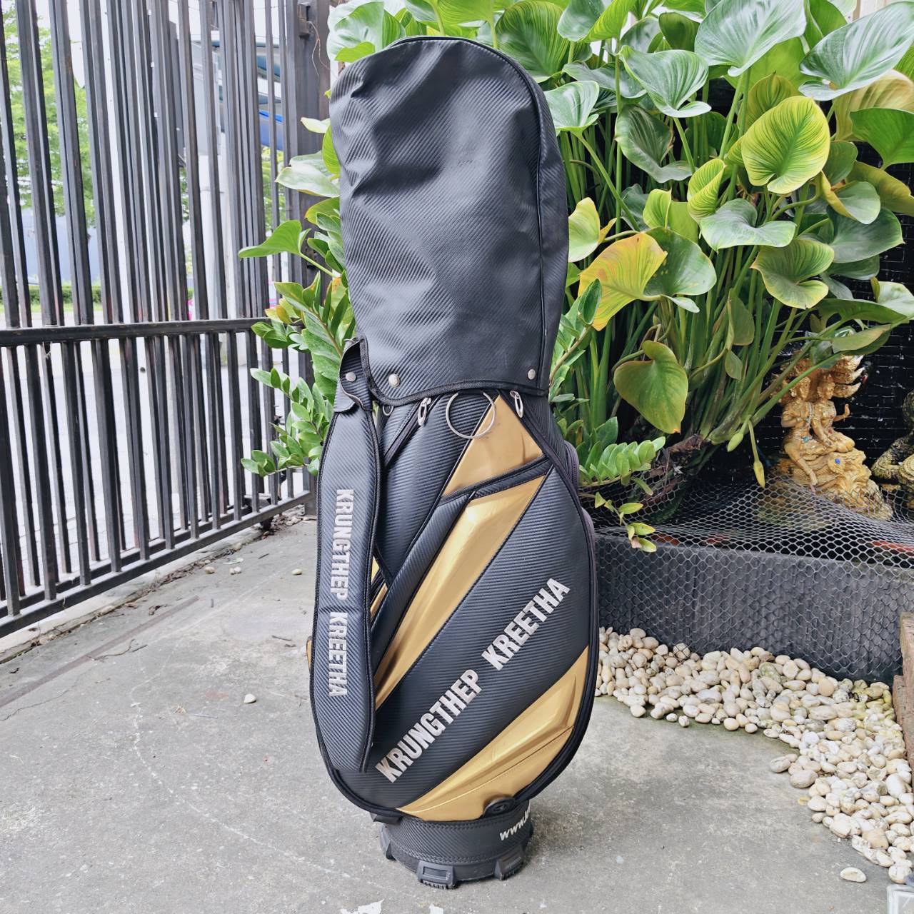 ถุงกอล์ฟ KRUNGTHEP KREETHA มือสอง ลายของถุงสวยมาก ขนาดกำลังดี ใส่ของได้ครบมาก